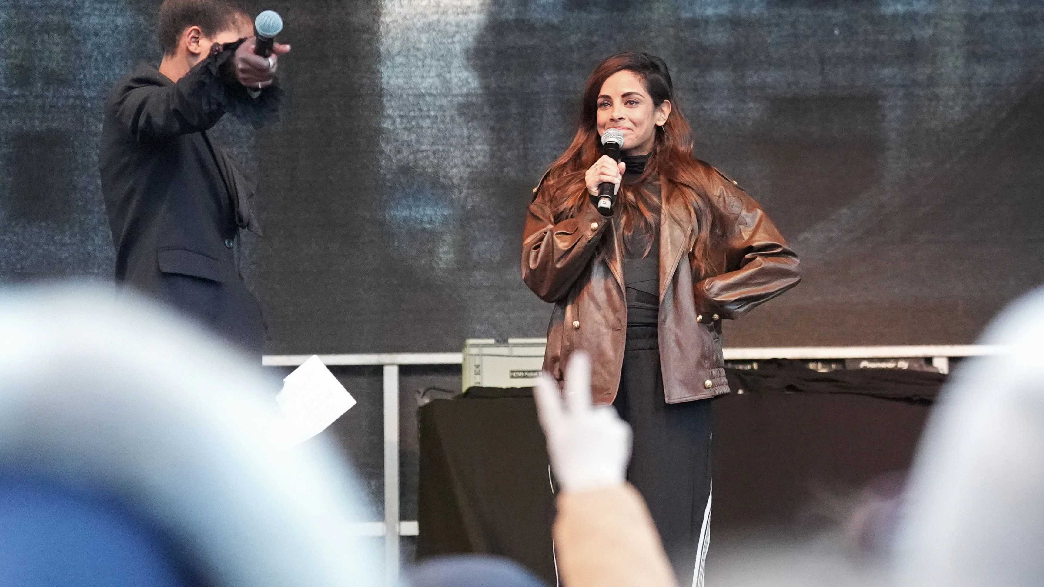 Collien Fernandes steht plötzlich auf der Bühne.