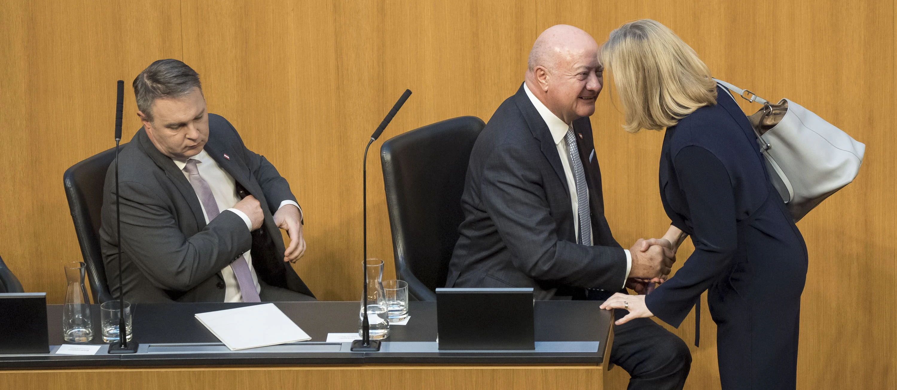 Ich darf dir ganz frohe Ostern wünschen, lieber Christian, ...