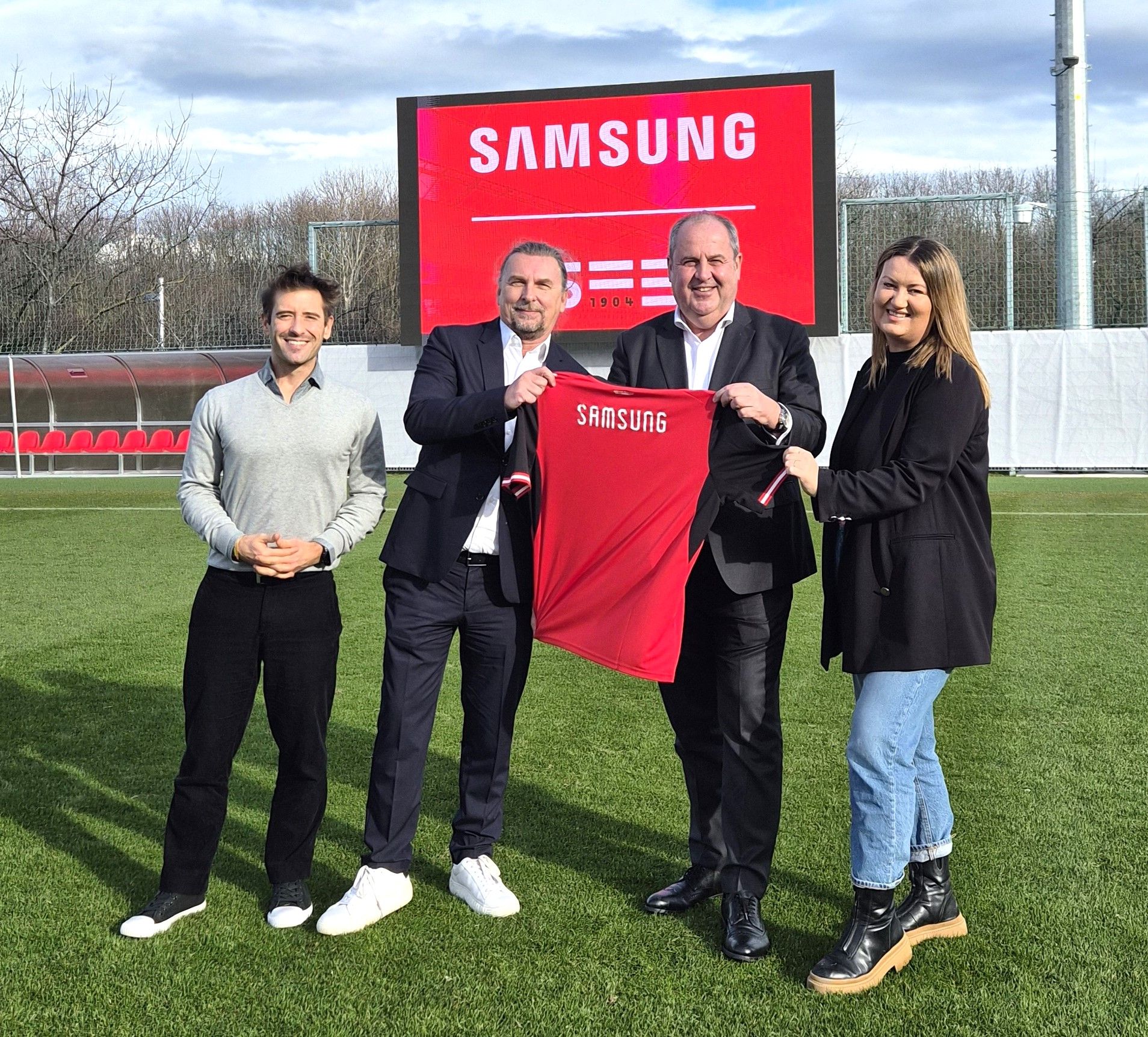 Antonio Marques-Perez (Strategy Product Manager, Partnerships & New Business bei Samsung Electronics Österreich), Manuel Laporta (Head of Division TV/AV bei Samsung Electronics Österreich), Joseph Pröll (ÖFB-Aufsichtsratsvorsitzender), Amela Mandzic (Functional Lead MarCom Consumer Electronics bei Samsung Electronics Österreich).