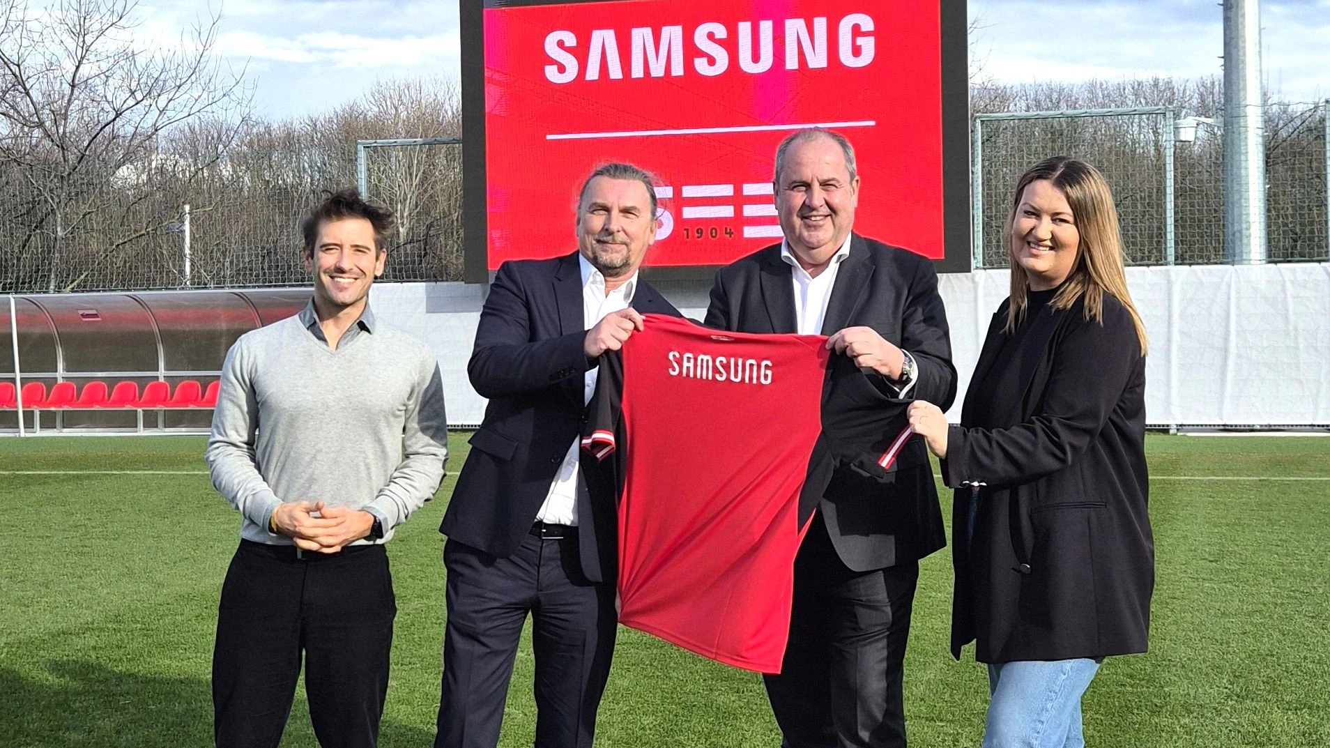 Antonio Marques-Perez (Strategy Product Manager, Partnerships & New Business bei Samsung Electronics Österreich), Manuel Laporta (Head of Division TV/AV bei Samsung Electronics Österreich), Joseph Pröll (ÖFB-Aufsichtsratsvorsitzender), Amela Mandzic (Functional Lead MarCom Consumer Electronics bei Samsung Electronics Österreich).