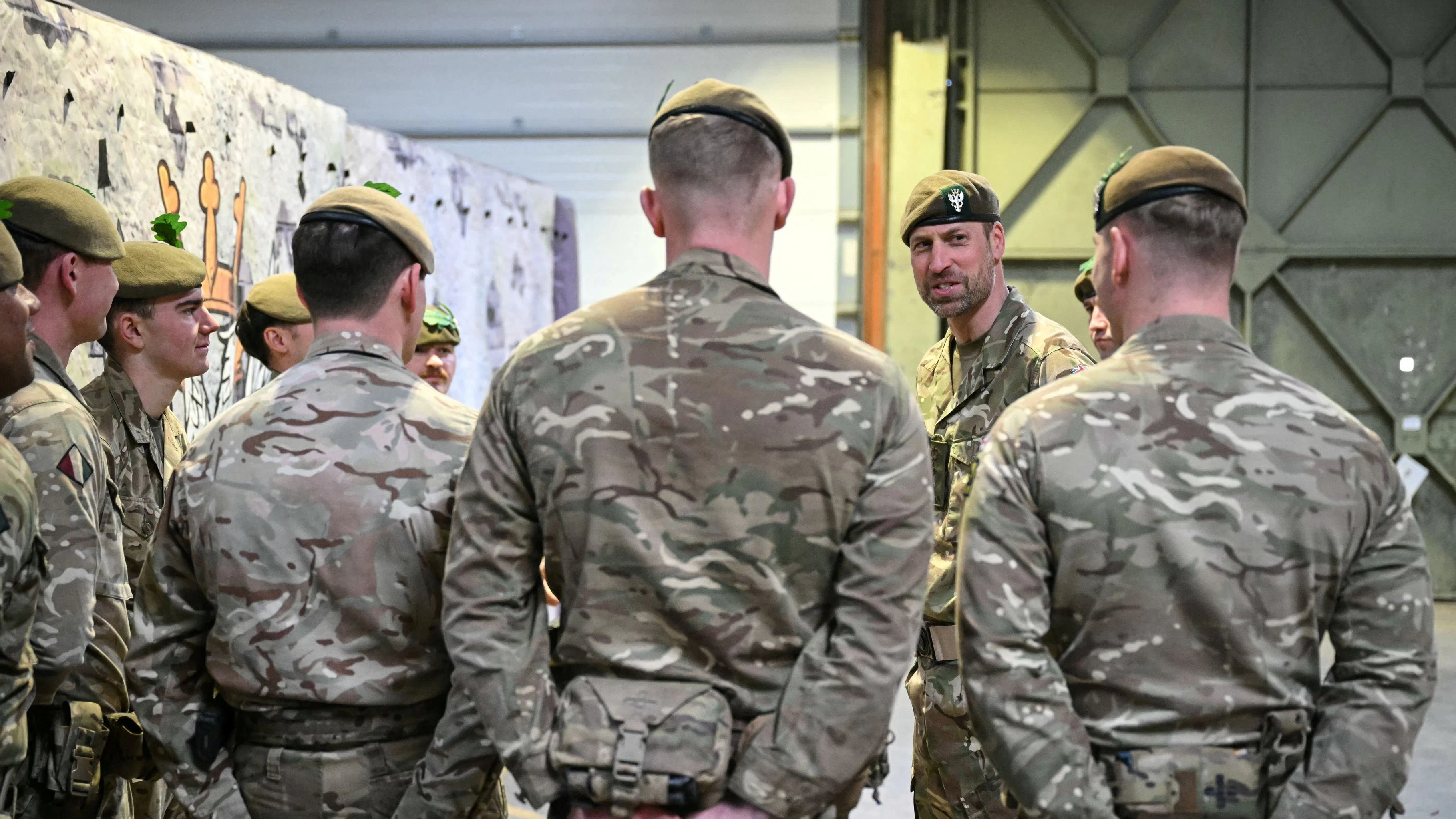 Prinz William fand die Bärte der Militärmitglieder sehr inspirierend.