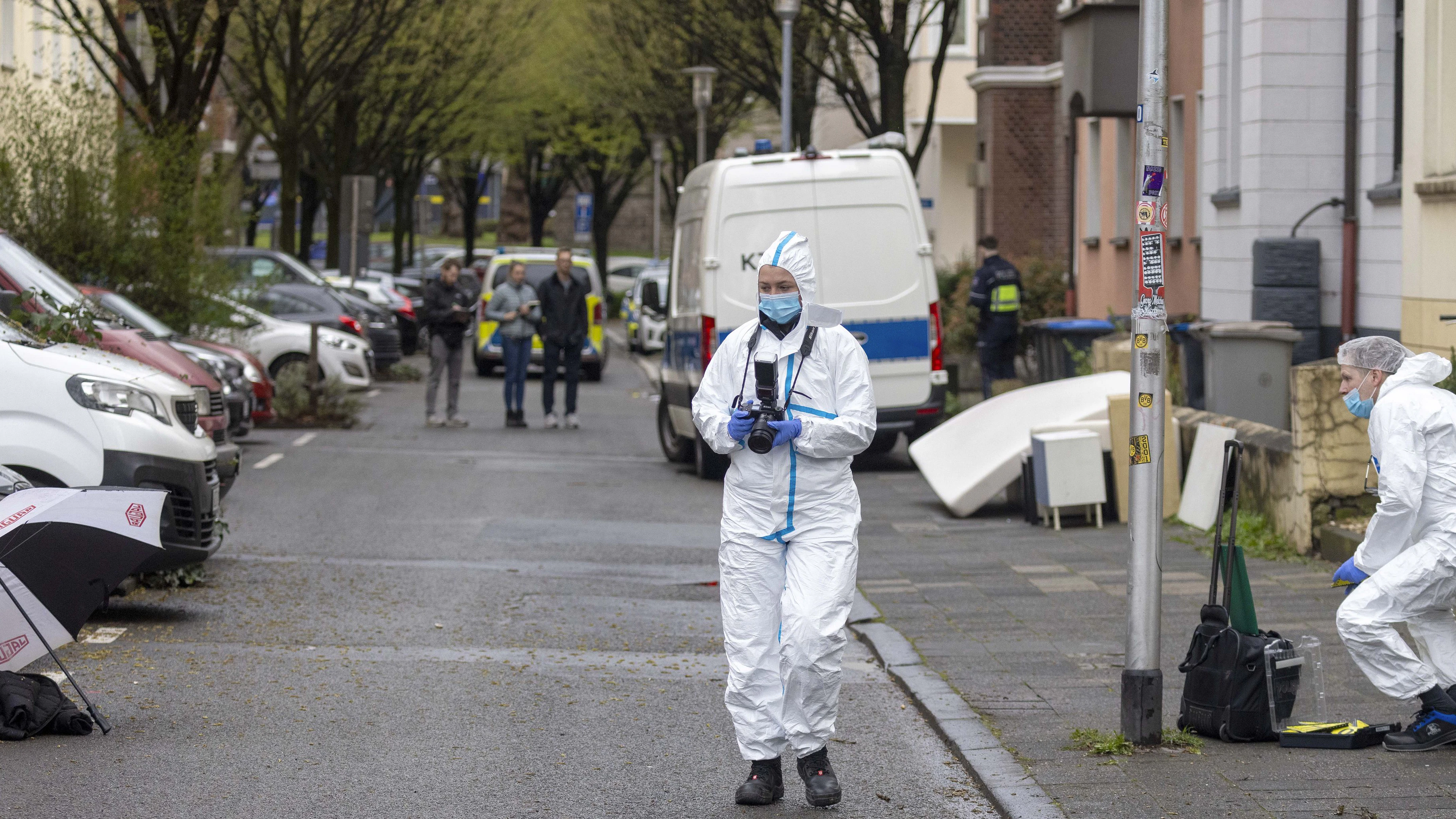 Gewalttätige Auseinandersetzung mit Todesfolge am Samstag, dem 28. März 2026 in der Lessingstraße in Witten; am vormittag hat wohl ein Vater seine Frau sowie die Tochter und den Sohn mit Messerstichen erheblich verletzt; der Sohn starb, Frau und Tochter schweben in Lebesgefahr. Tatort Lessingstraße.  Foto: Walter Fischer /  FUNKE Foto Services 