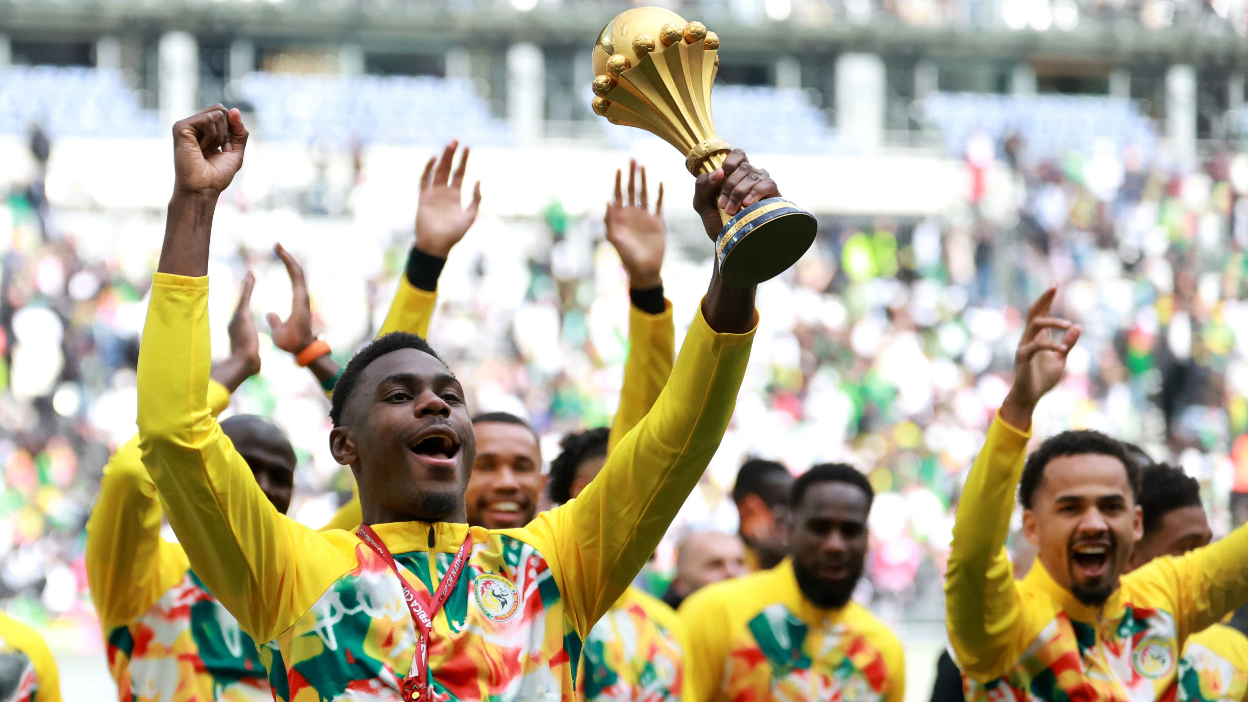 Heute.at - Trotz Aberkennung präsentiert Senegal Trophäe in Paris