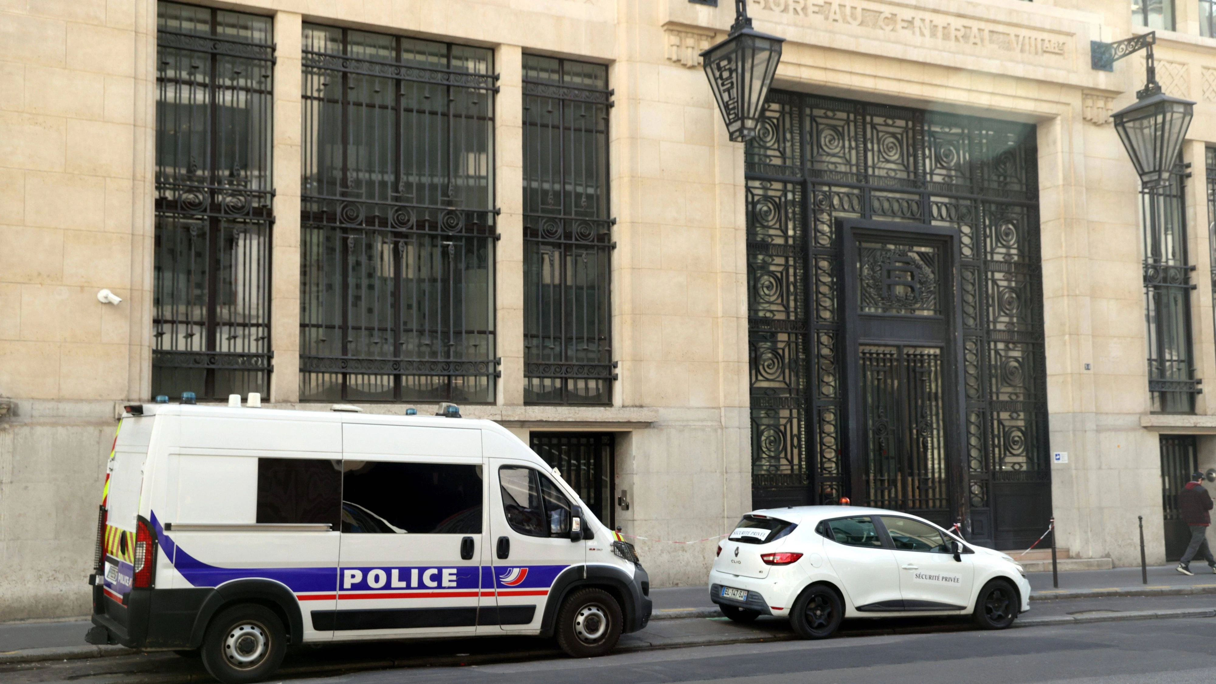 tentative dattentat à la bombe PHOTOPQR LE PARISIEN Jean Baptiste Quentin Paris 28 03 2026 Un attentat déjoué de peu Police stopped a young man on Saturday night who had just planted an explosive charge in front of the Bank of America located in the 8th arrondissement of Paris The national anti-terrorist prosecutors office PNAT is handling the case LP Jean Baptiste Quentin Police and private security vehicles stand outside The Bank of America building in the 8th arrondissement of Paris on March 28, 2026, , following an apparent bomb attack attempt French police stopped an apparent bomb attack outside a US bank in Paris early March 28, 2026, Local Caption Bank of America Paris 75 France PUBLICATIONxNOTxINxFRAxBELxSUIxUK Copyright: xPHOTOPQR/LExPARISIEN/MAXPPPxJean-BaptistexQuentinx 20260328LPA6132 20260328LPA6132
