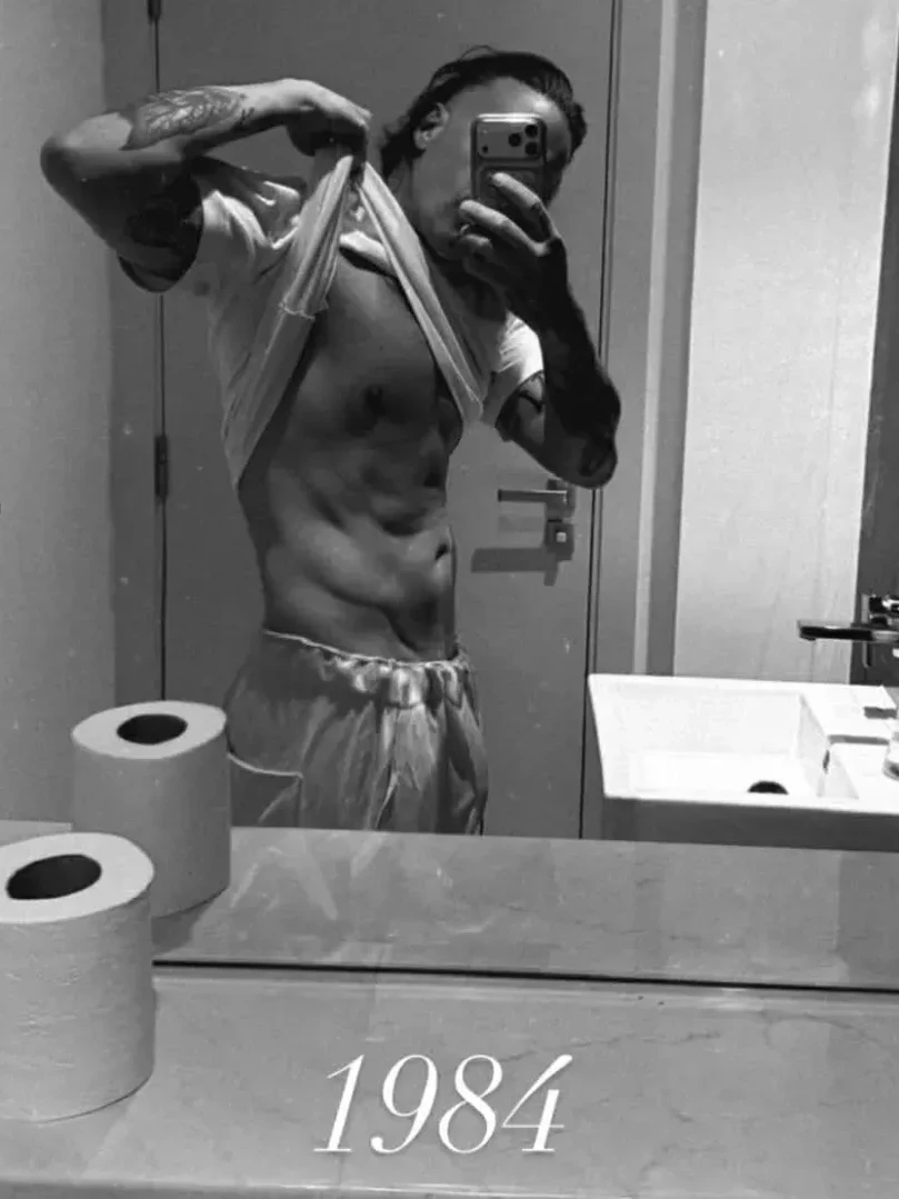 RAF Camora präsentiert seinen durchtrainierten Oberkörper.