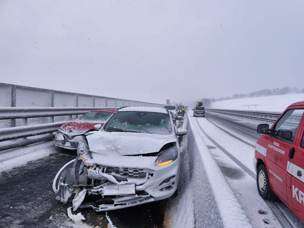 Am Freitag kam es auf der S31 in Richtung Eisenstadt zu einem schweren Unfall. Drei Personen wurden dabei verletzt. 