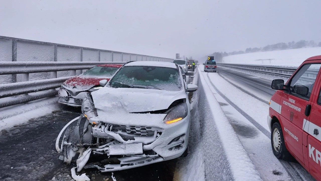 Heute.at - Mega-Crash im Frühverkehr! 10 Autos krachen ineinander
