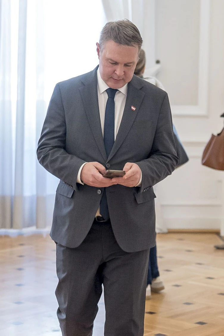 Die Regierung. einigte sich diese Woche über ein Social-Media-Verbot für alle unter 14 Jahre. Andreas Babler hat Glück, er liegt leicht über der Altersgrenze.