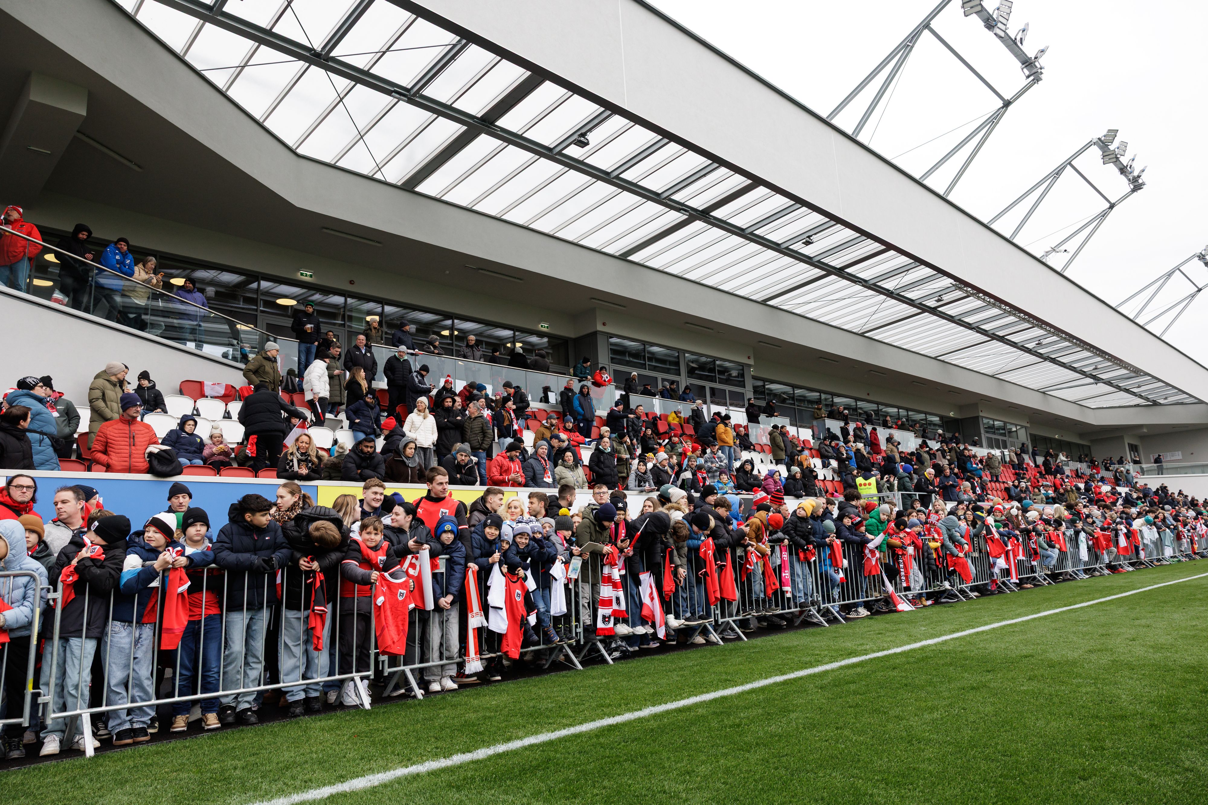 Fans stürmen den ÖFB-Campus.