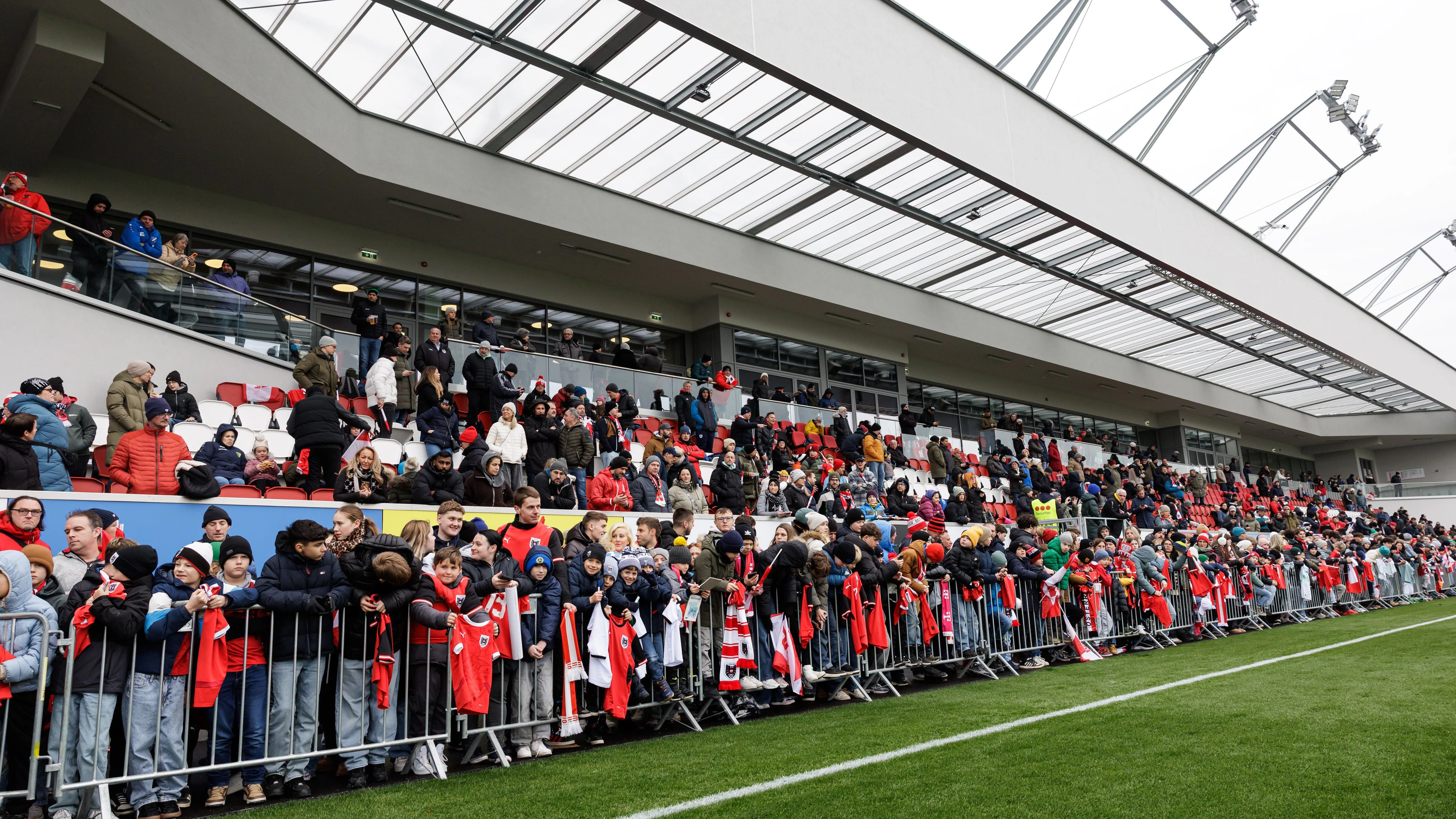 Heute.at - Nach Gala gegen Ghana - Fans stürmen zu ÖFB-Training