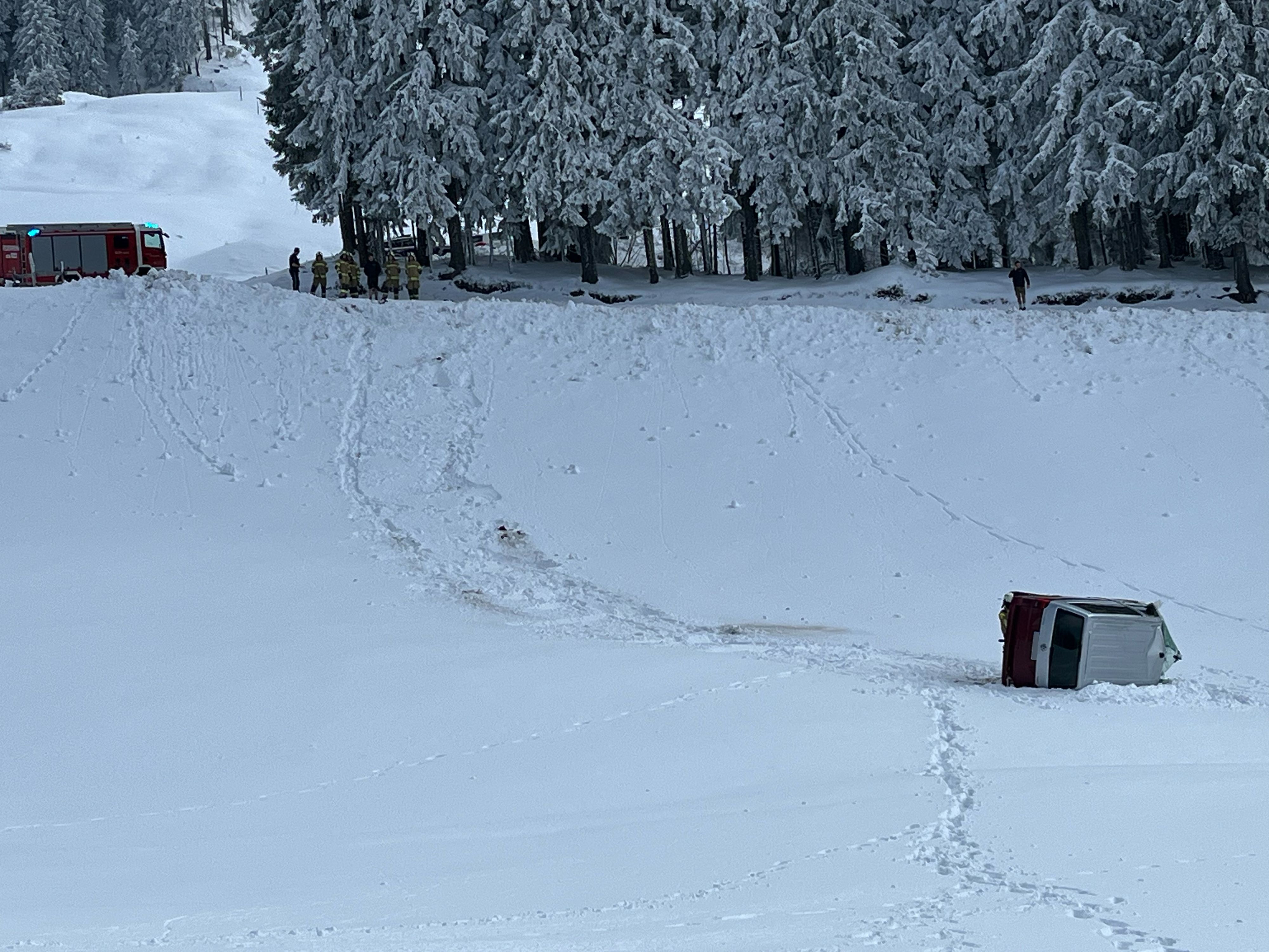 Ein Auto stürzte über einen steilen Abhang.