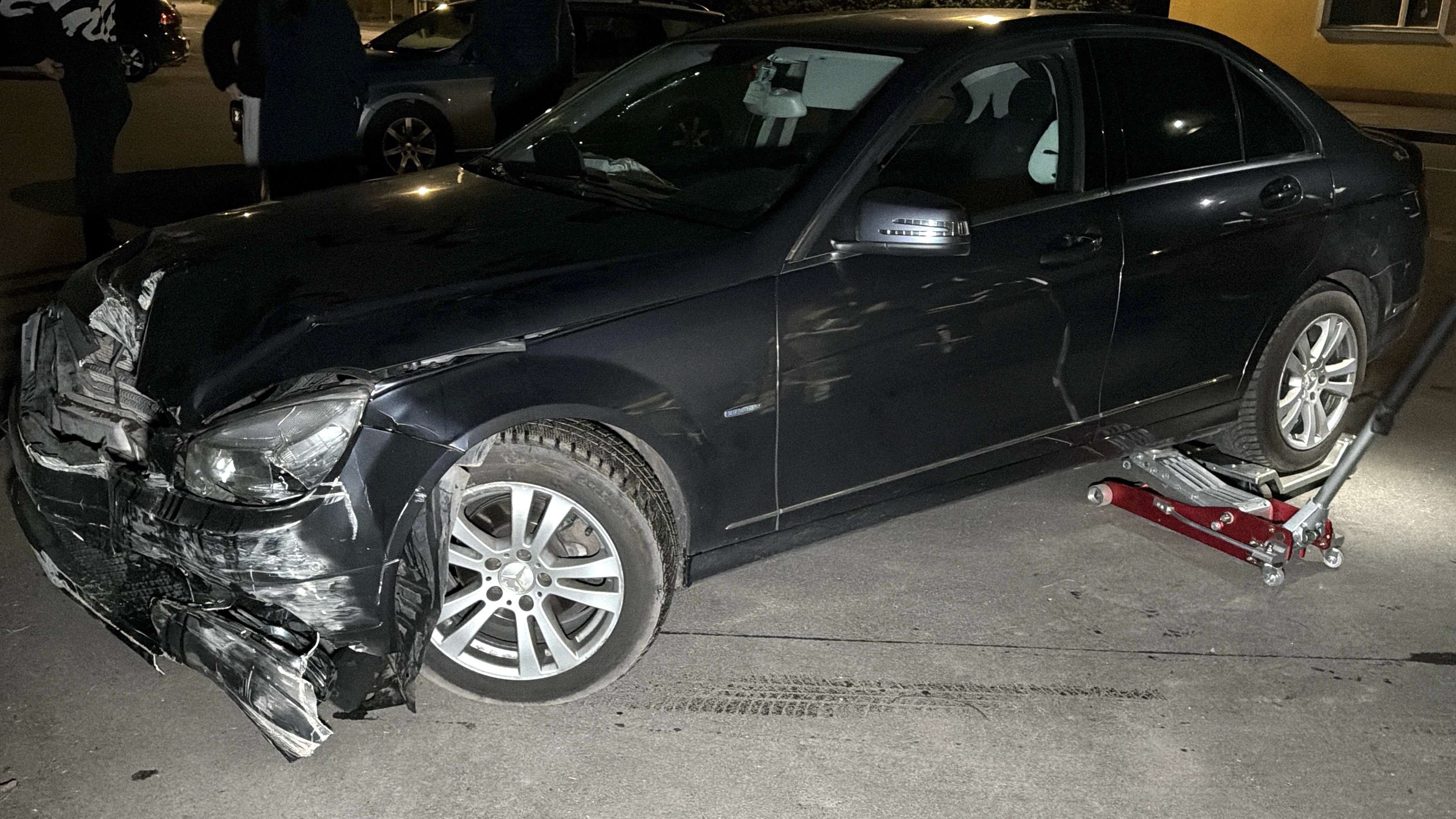 Der Mercedes wurde bei dem Unfall schwer beschädigt.
