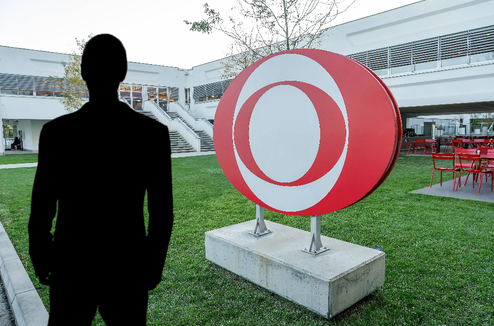 Ein ehemaliger ORF-Mitarbeiter soll ein junges Mädchen in einer Privatwohnung missbraucht haben. Der bekannte Medienmann weist die Vorwürfe zurück.