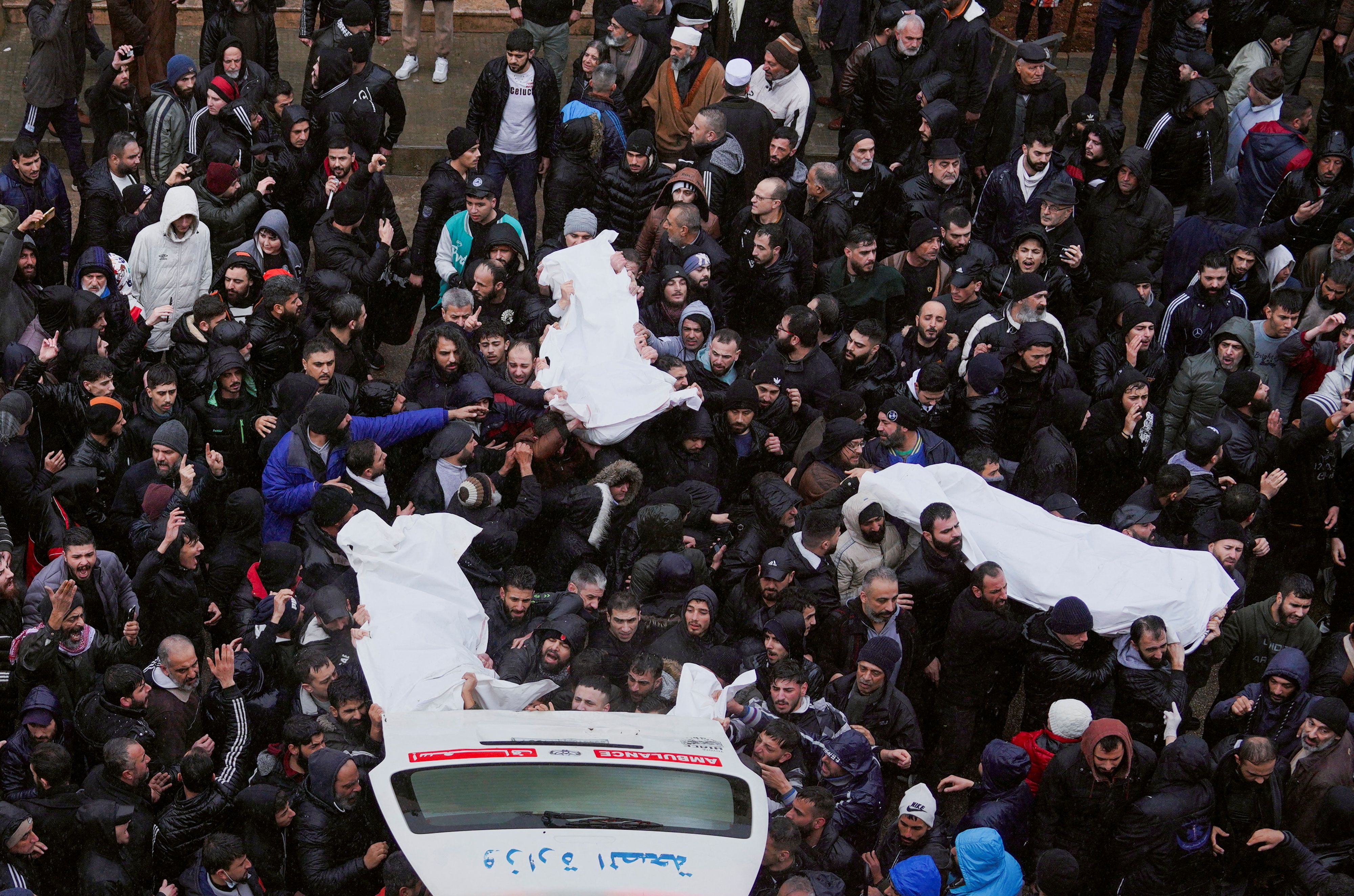Beerdigung mehrerer Alawiten, die bei einer Explosion in einer Moschee in Homs ums Leben gekommen waren. 27. Dezember 2025.