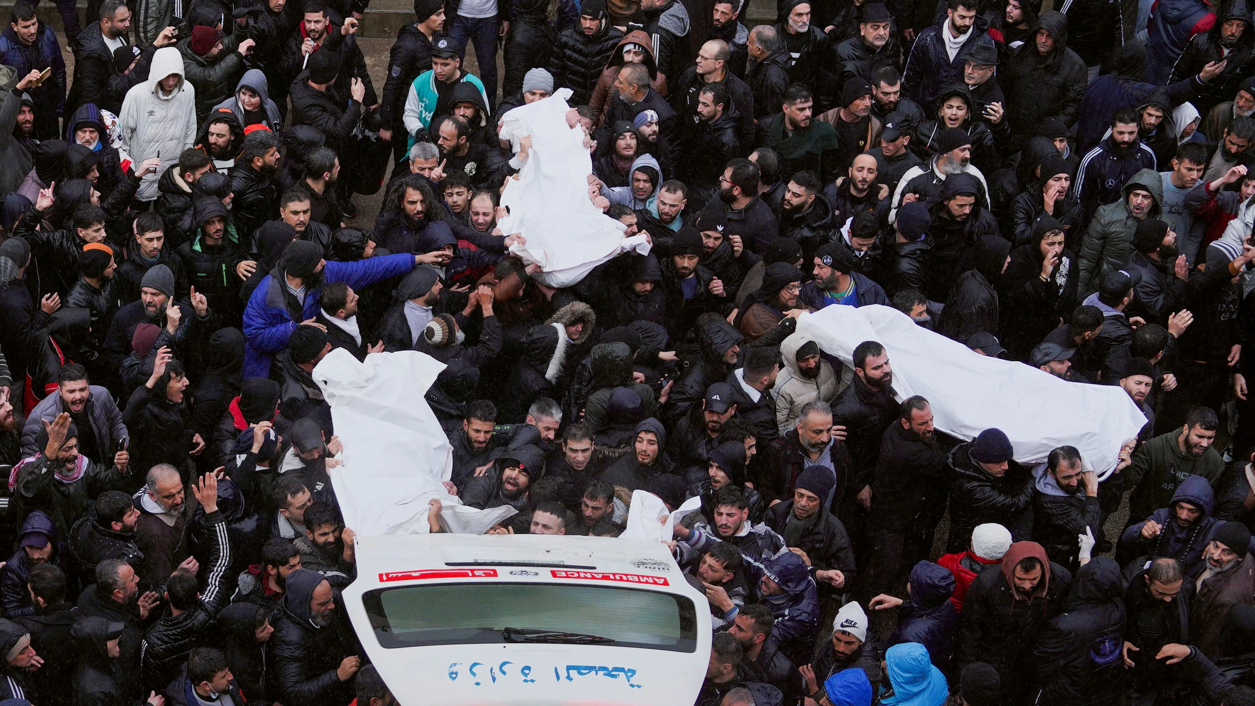 Beerdigung mehrerer Alawiten, die bei einer Explosion in einer Moschee in Homs ums Leben gekommen waren. 27. Dezember 2025.