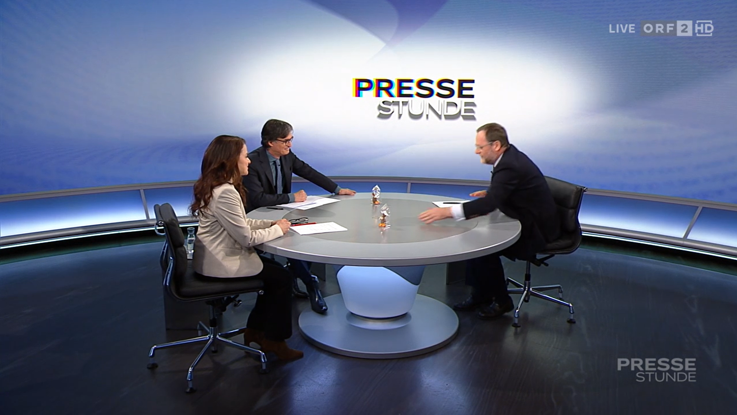 Staatssekretär Sepp Schellhorn (NEOS) gab dem Moderatoren-Duo zwei Palmesel. 