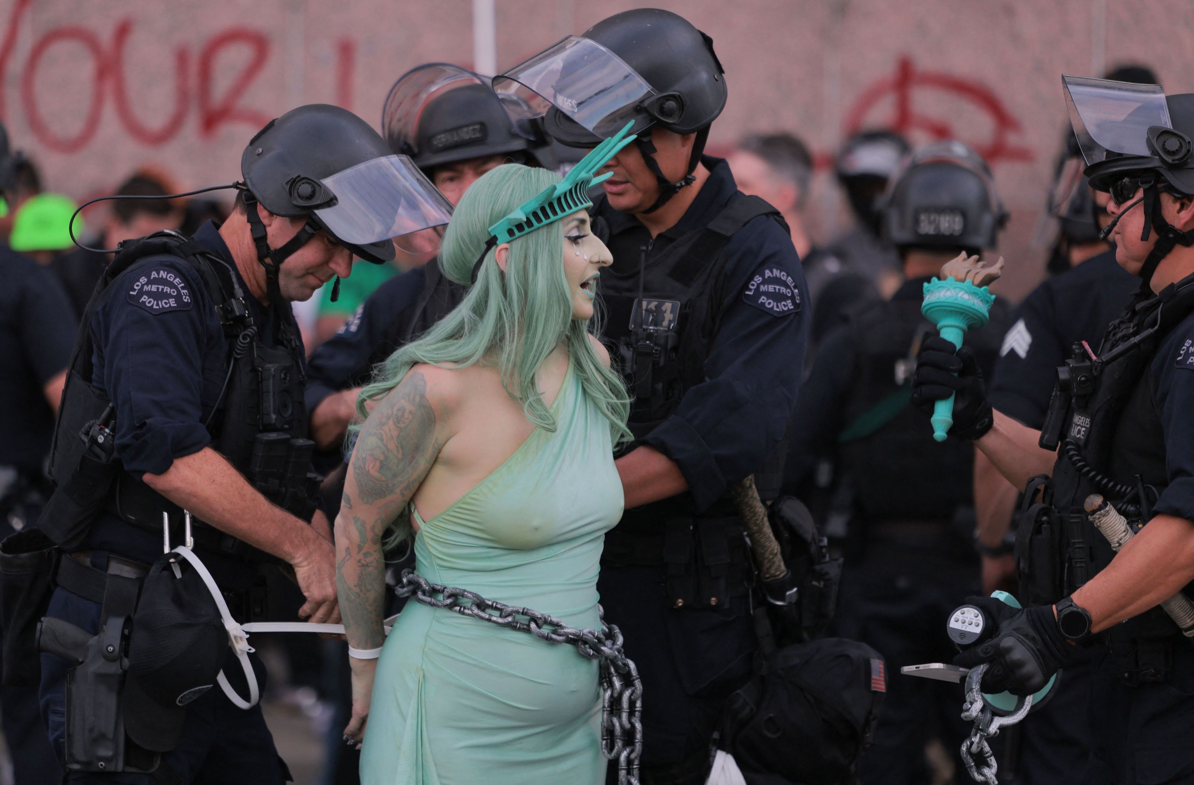Eine als Freiheitsstatue verkleidete Frau wird in Los Angeles festgenommen