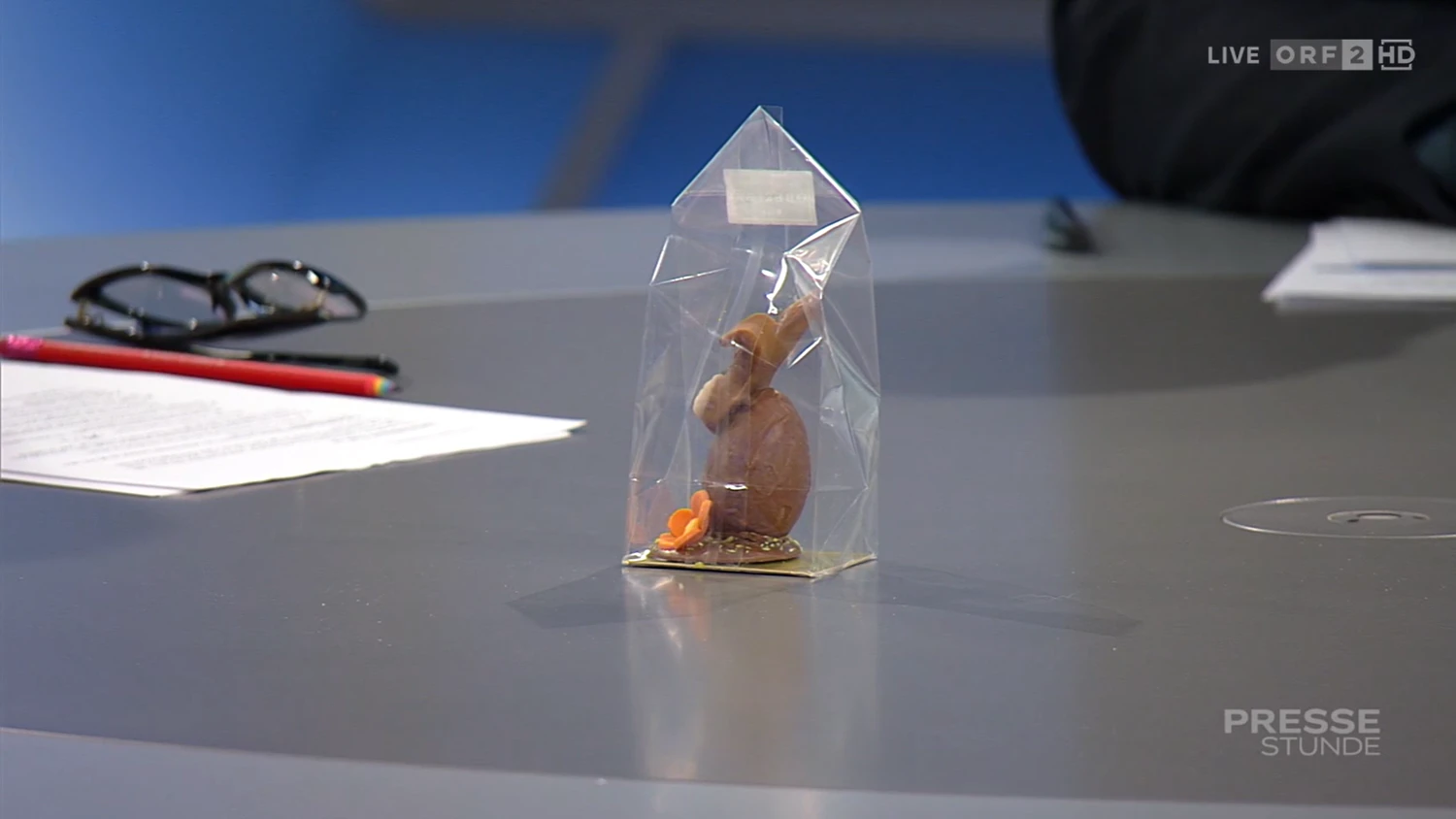 Dieses Geschenk übergab Schellhorn an das Moderatoren-Duo.