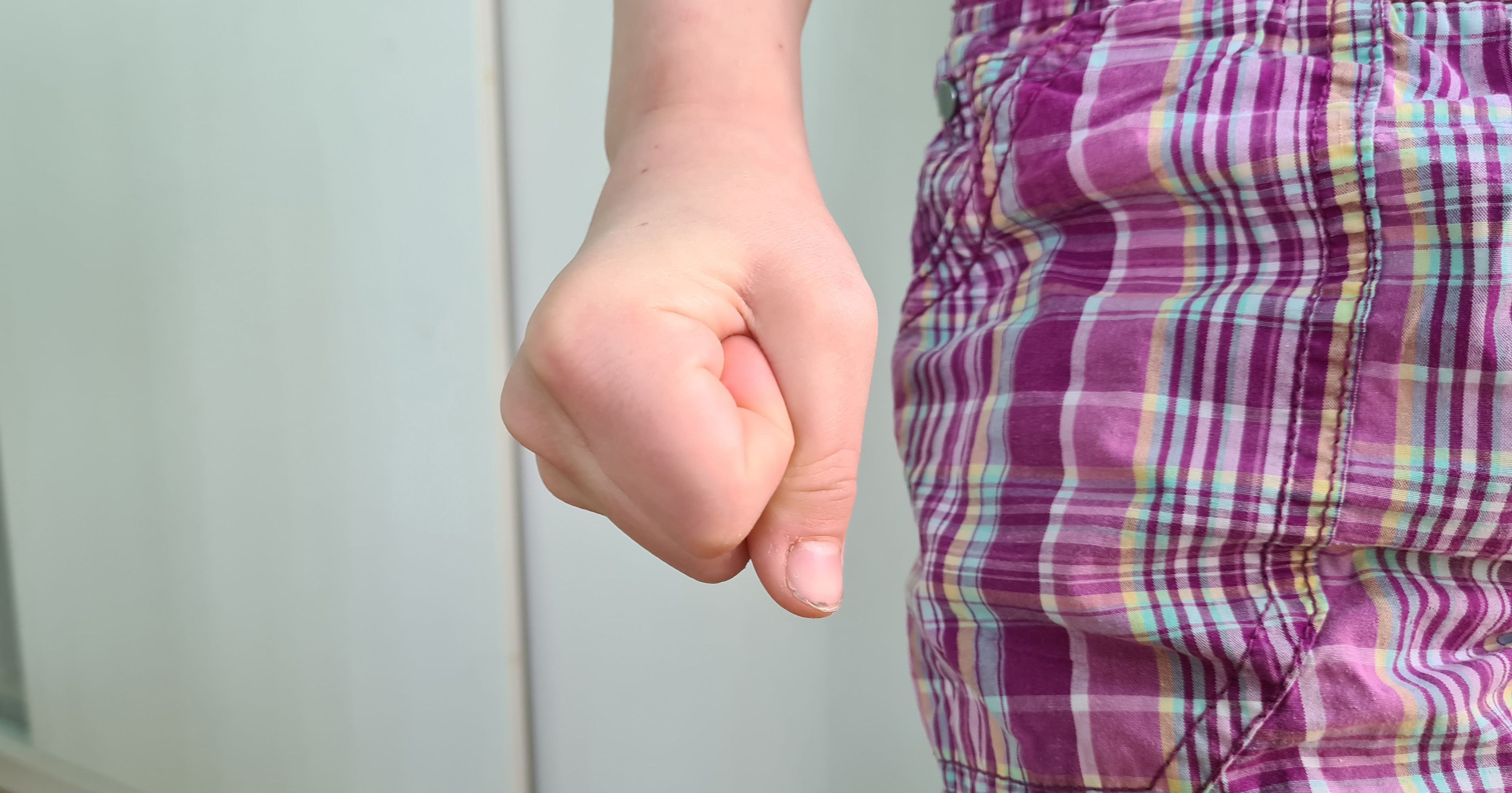 Ein Bub steht vor Gericht, weil er ein Mädchen verletzt haben soll.