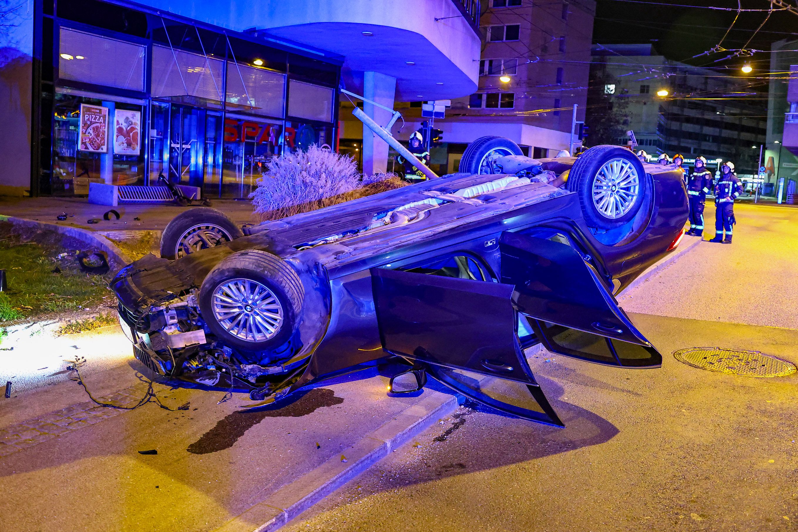 Heute.at - Schwerer Raser-Unfall! BMW-Fahrer landet auf dem Dach