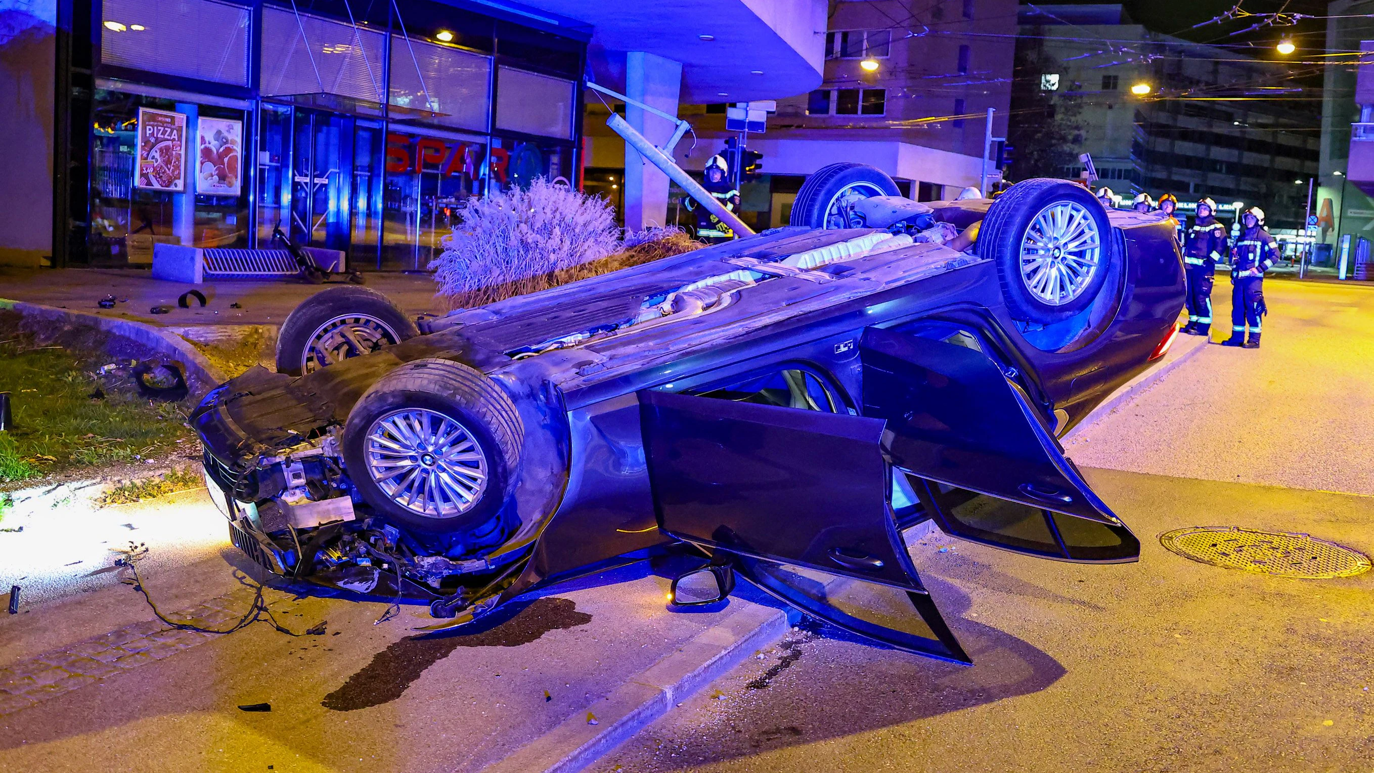 Heute.at - Schwerer Raser-Unfall! BMW-Fahrer landet auf dem Dach