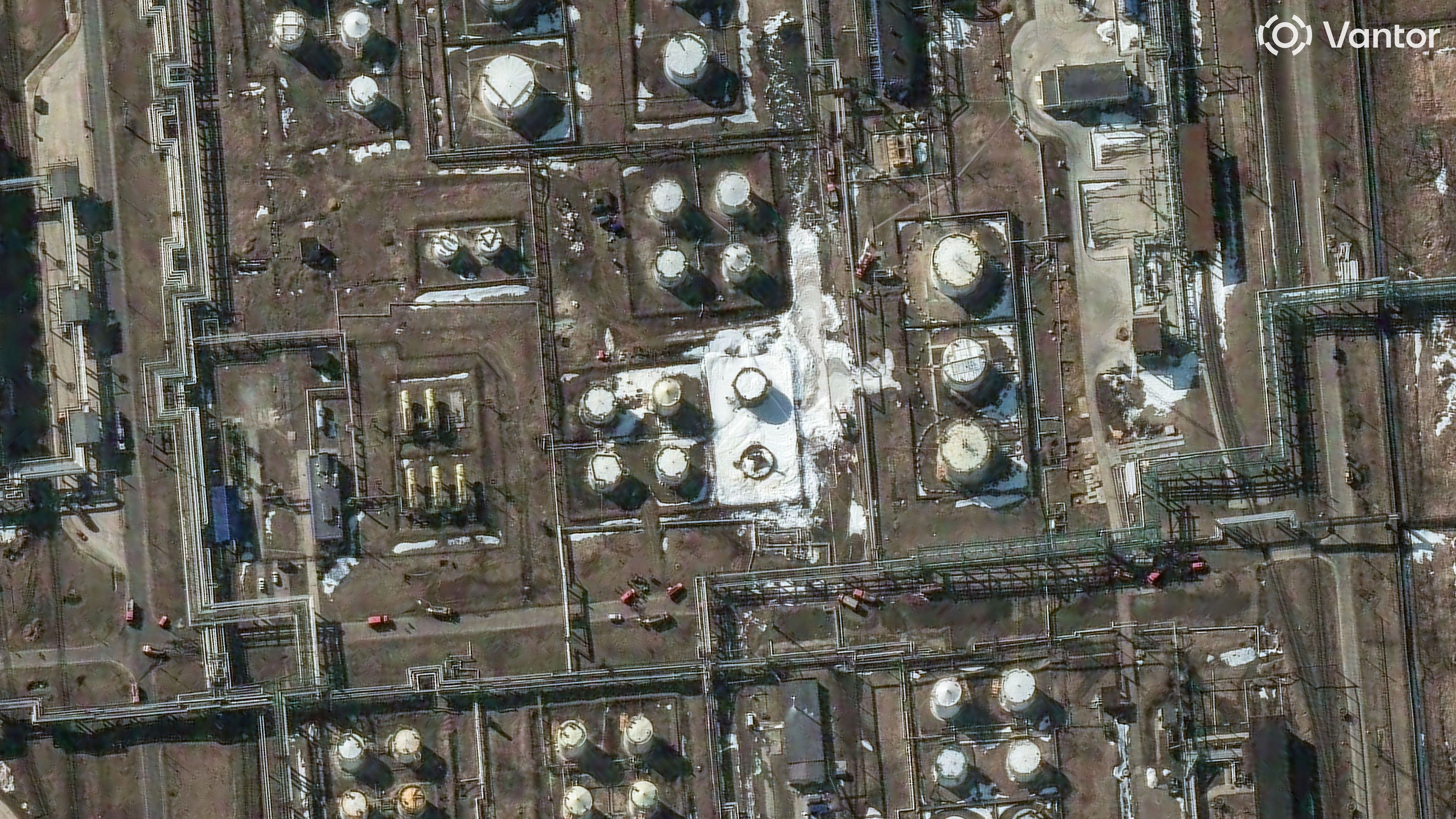 Ein Satellitenbild zeigt Schäden an einer russischen Ölraffinerie nach einem nächtlichen Angriff des ukrainischen Militärs in Jaroslawl, nordöstlich von Moskau, Russland, am 28. März 2026.