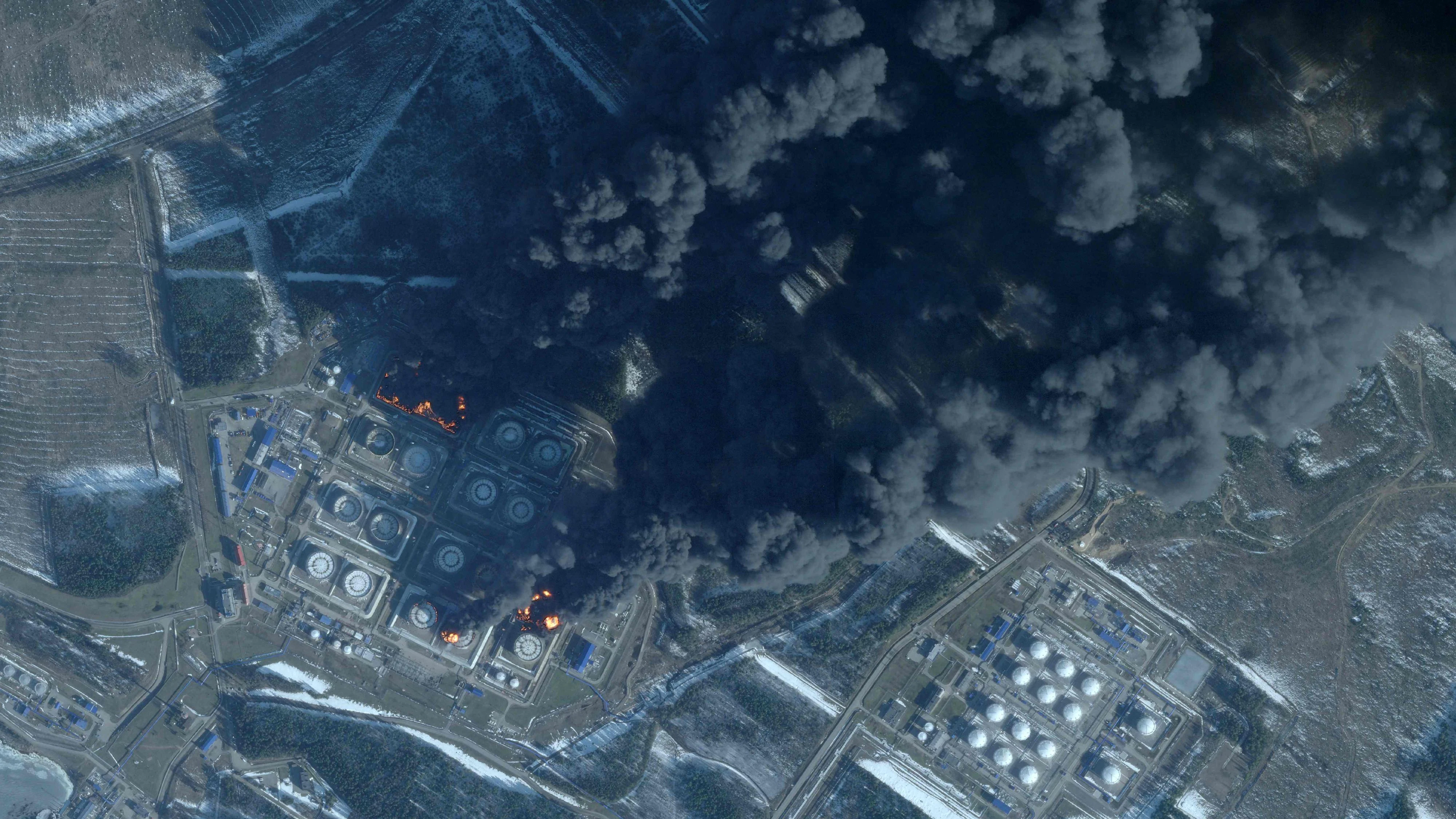 Dieses Satellitenbild vom 23. März 2026 zeigt die Rauchsäulen nach dem ukrainischen Drohnenangriff auf das russische russischen Ölterminal in Primorsk, dem wichtigsten russischen Verladehafen an der Ostsee. 