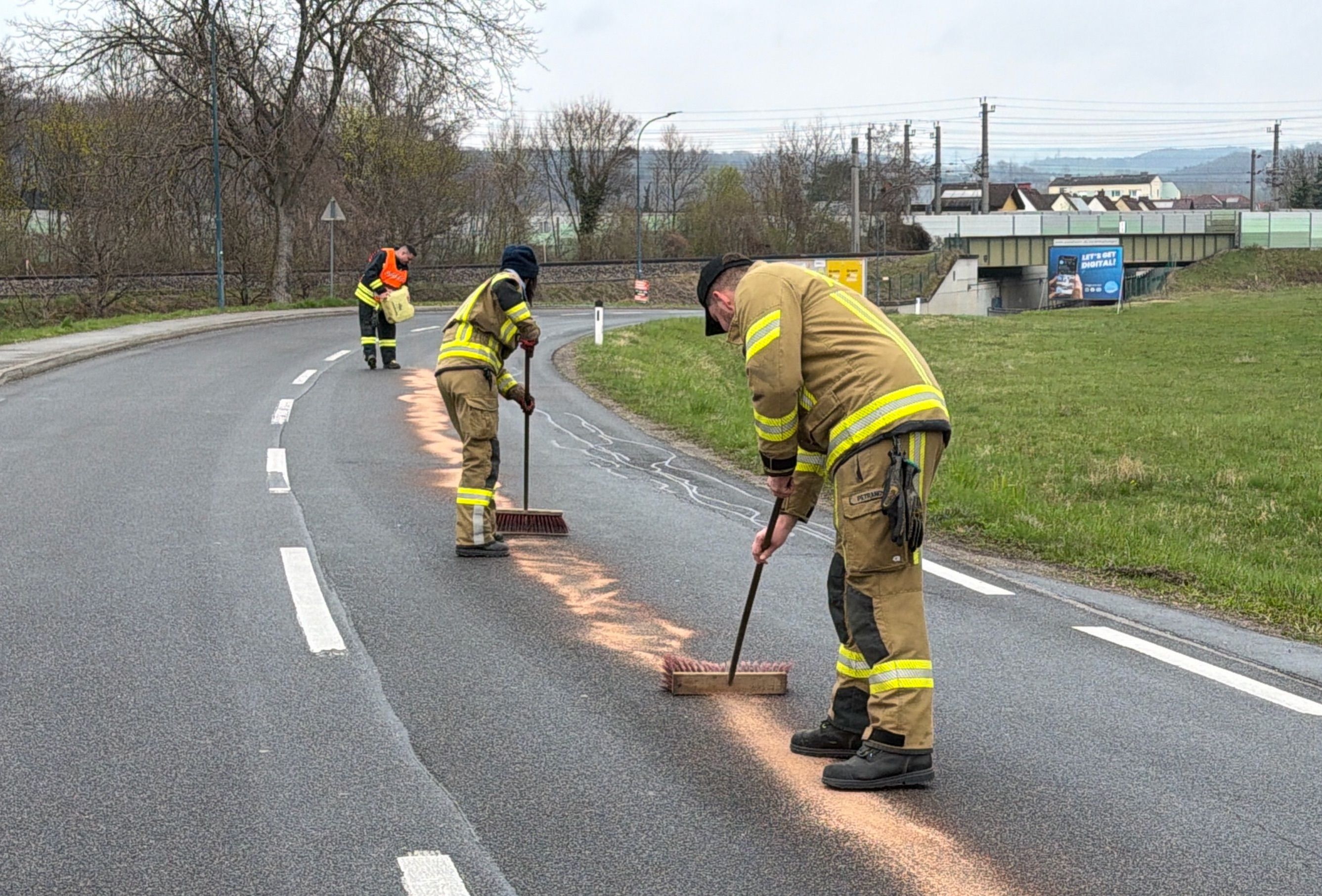600 Meter lange Ölspur in Pöchlarn sorgt für Feuerwehreinsatz
