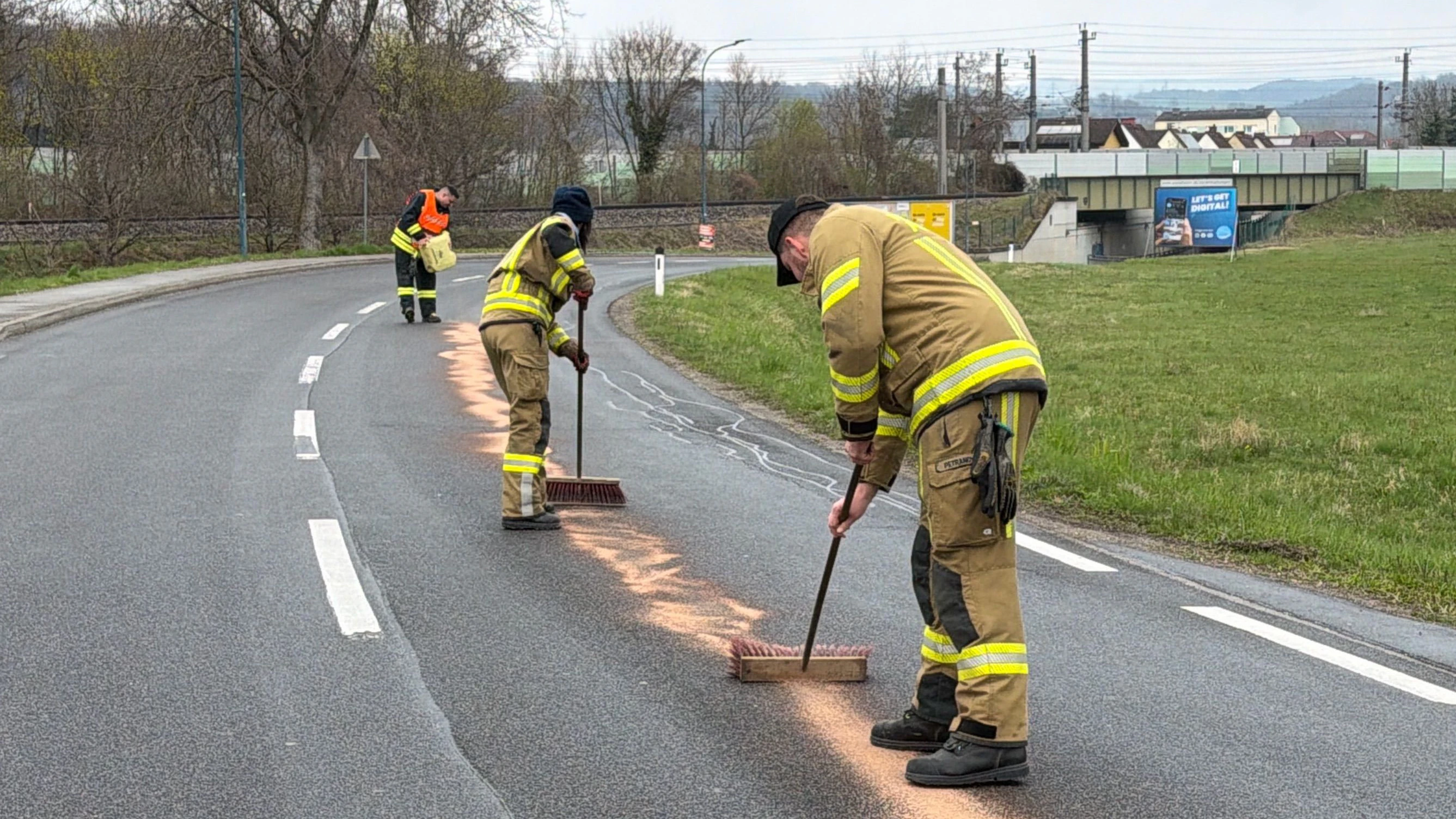 600 Meter lange Ölspur in Pöchlarn sorgt für Feuerwehreinsatz