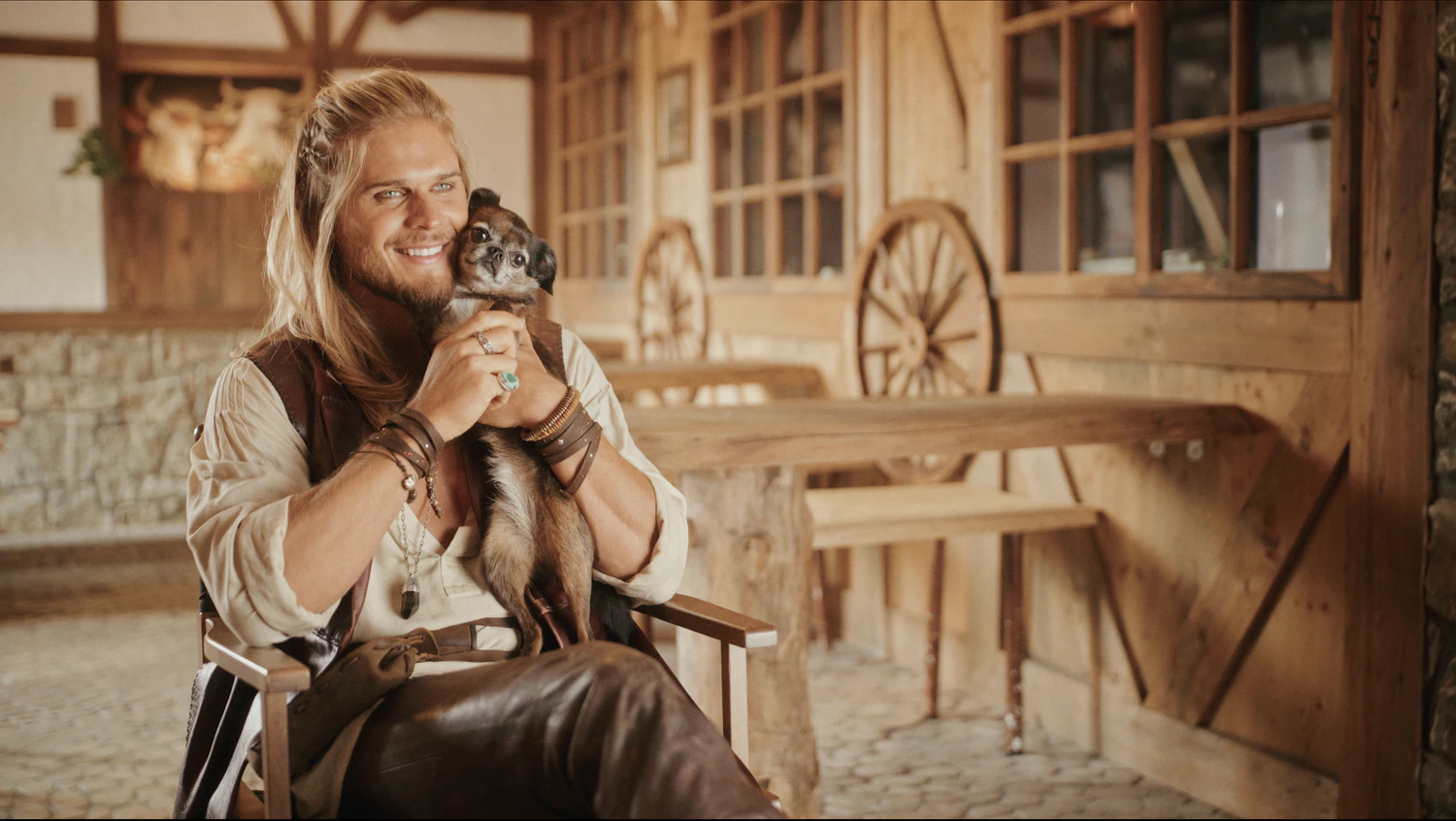 Ex-Fußball-Profi und "Let's Dance"-Gewinner ist ab April in seiner ersten Hauptrolle als Hundetrainer auf Netflix zu sehen.