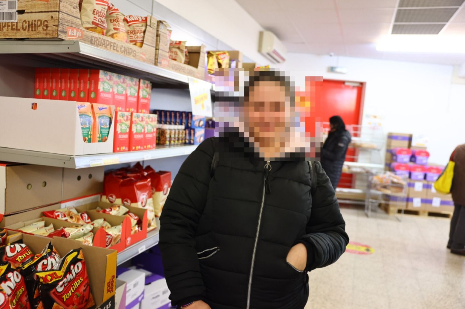 Wegen der Teuerungen muss Mama Denise ihren Kindern immer öfter Wünsche ausschlagen.