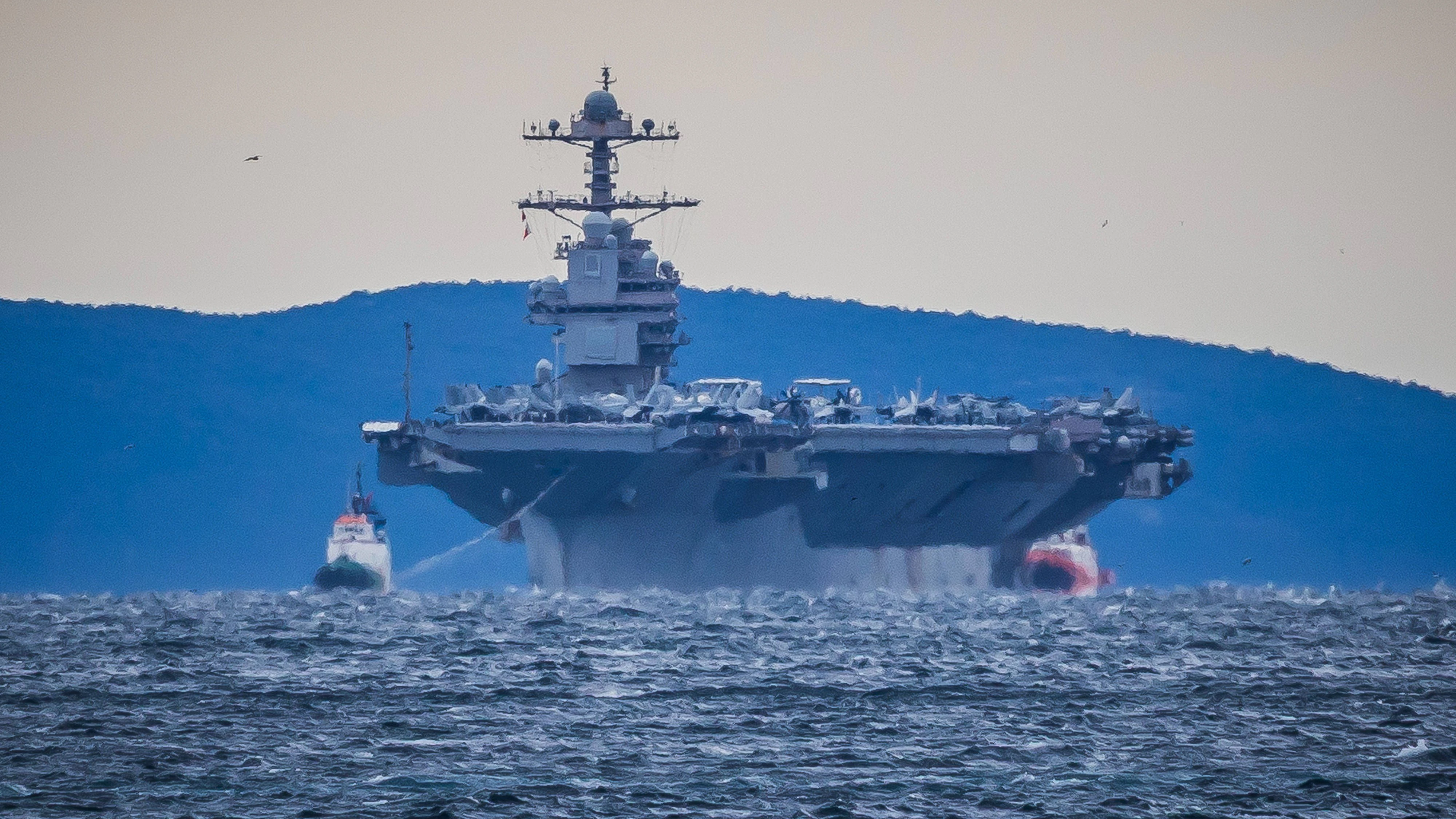 Die USS Gerald R. Ford ist der weltweit größte und modernste Flugzeugträger. Am 28. März 2026 lief das Mega-Kriegsschiff in Split, Kroatien, ein. Der Besuch ist Teil eines geplanten Aufenthalts und einer technischen Wartung nach einem monatelangen Einsatz und Kriegseinsätzen im Nahen Osten. Knappe zwei Wochen war es während des Iran-Kriegs an Bord zu einem Großbrand gekommen. 600 Seemänner hatten dadurch ihre Quartier verloren, zwei von ihnen wurden mit nicht lebensbedrohlichen Verletzungen medizinisch behandelt. Das Feuer entstand laut Pentagon in einem Wäscherei-Bereich des riesigen Kriegsschiffs und steht laut US-Militär nicht im Zusammenhang mit Kampfhandlungen.