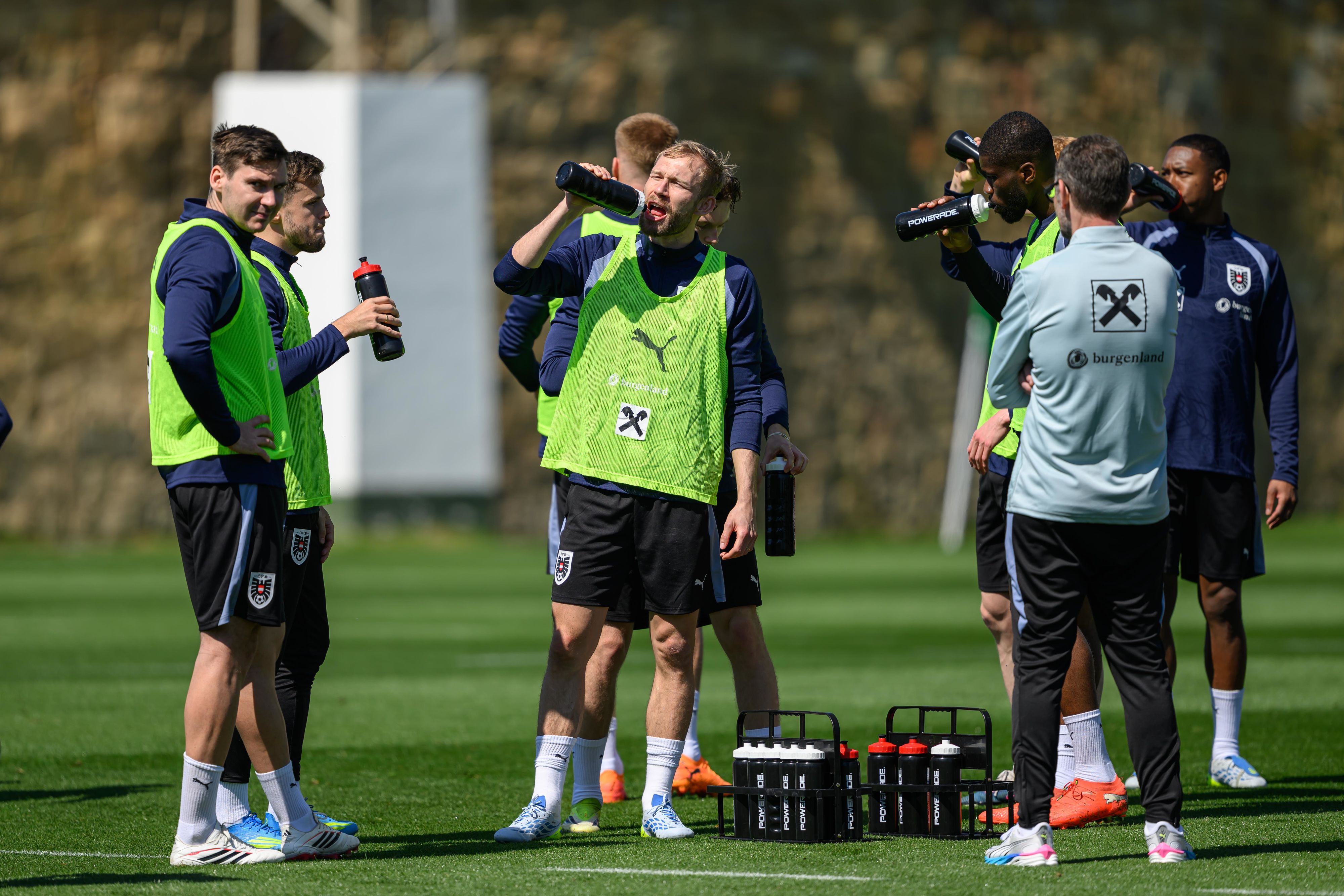 Maxi Wöber neben seinen ÖFB-Kollegen Christoph Baumgartner und Konrad Laimer.