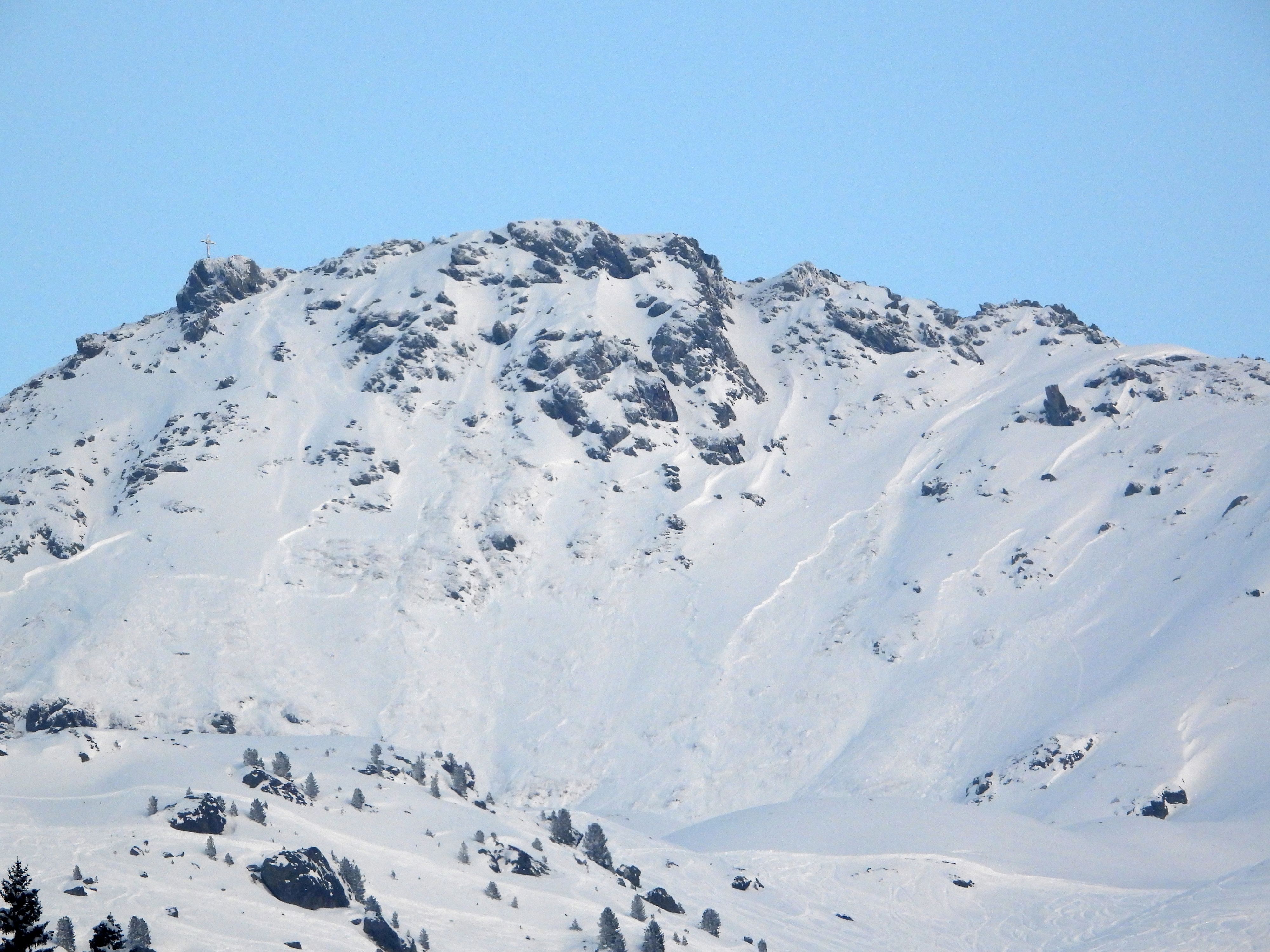 Beim Abfahren im freien Skiraum am Hohen Marchkopf in Hochfügen ist eine Lawine abgegangen und hat zwei Wintersportler mitgerissen – ein Mann starb.
