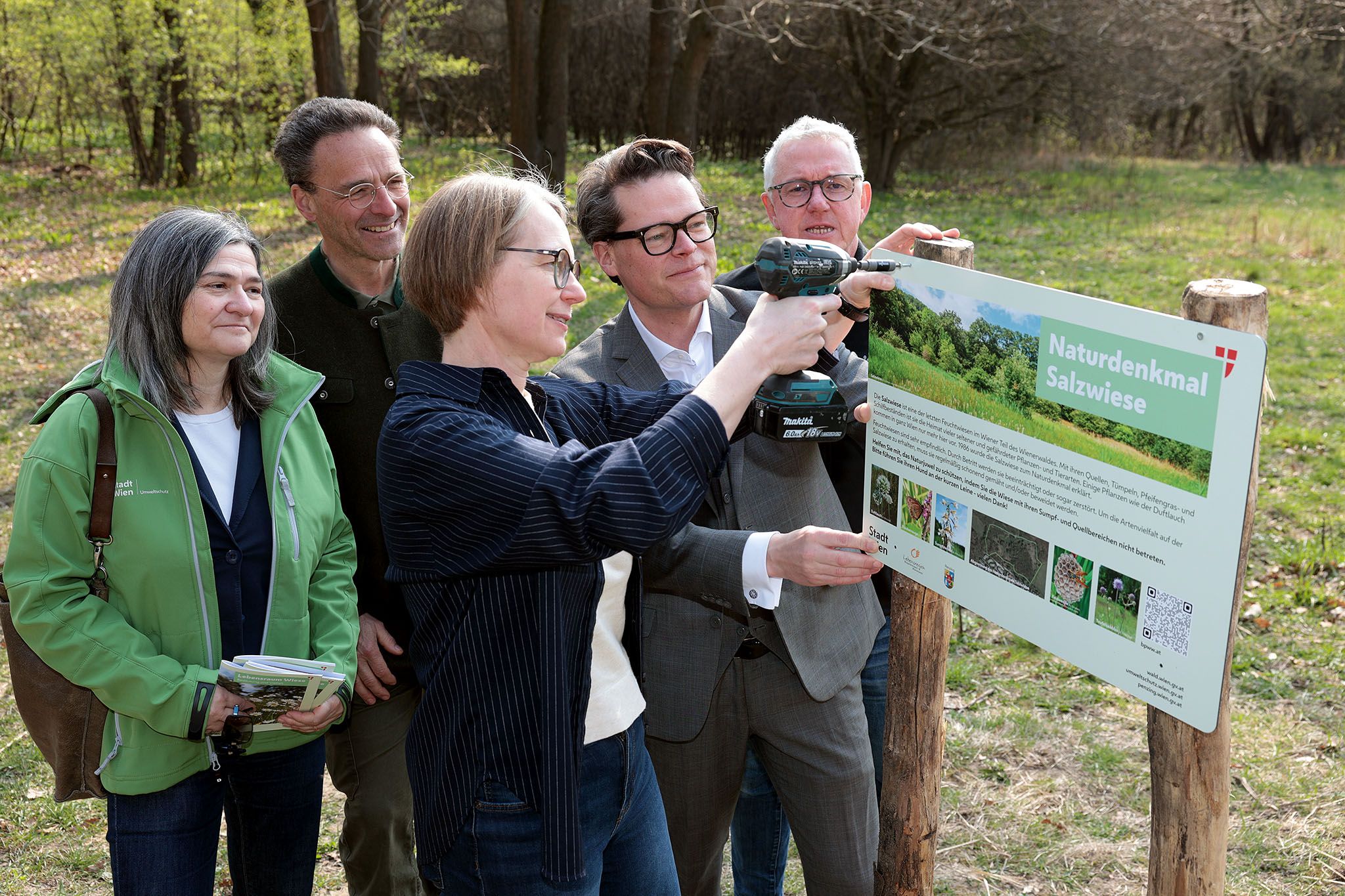 Umweltstadtrat Jürgen Czernohorszky und Bezirkschefin Michaela Schüchner auf der Salzwiese.