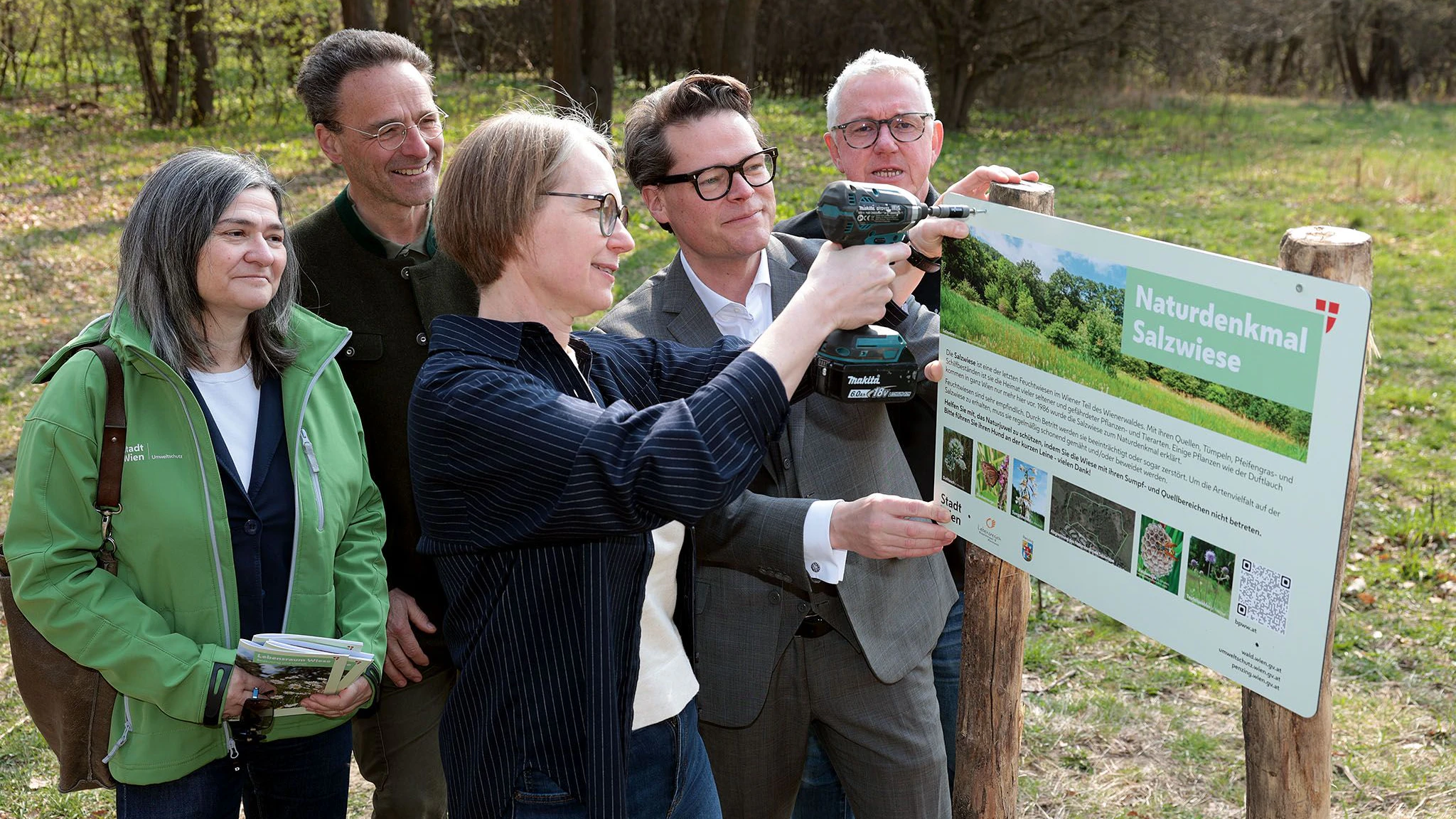 Umweltstadtrat Jürgen Czernohorszky und Bezirkschefin Michaela Schüchner auf der Salzwiese.
