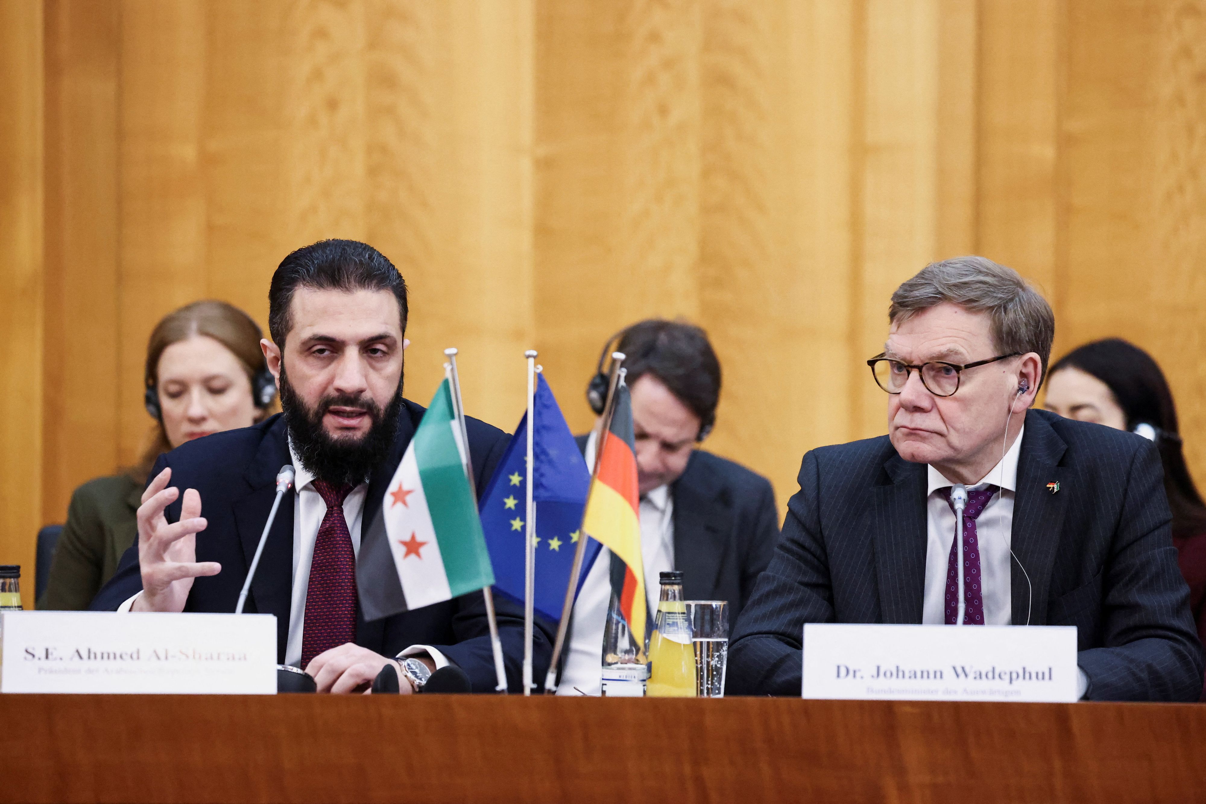 Syriens Präsident Ahmed al Scharaa bei einem Treffen mit Deutschlands Außenminister Johann Wadephul.