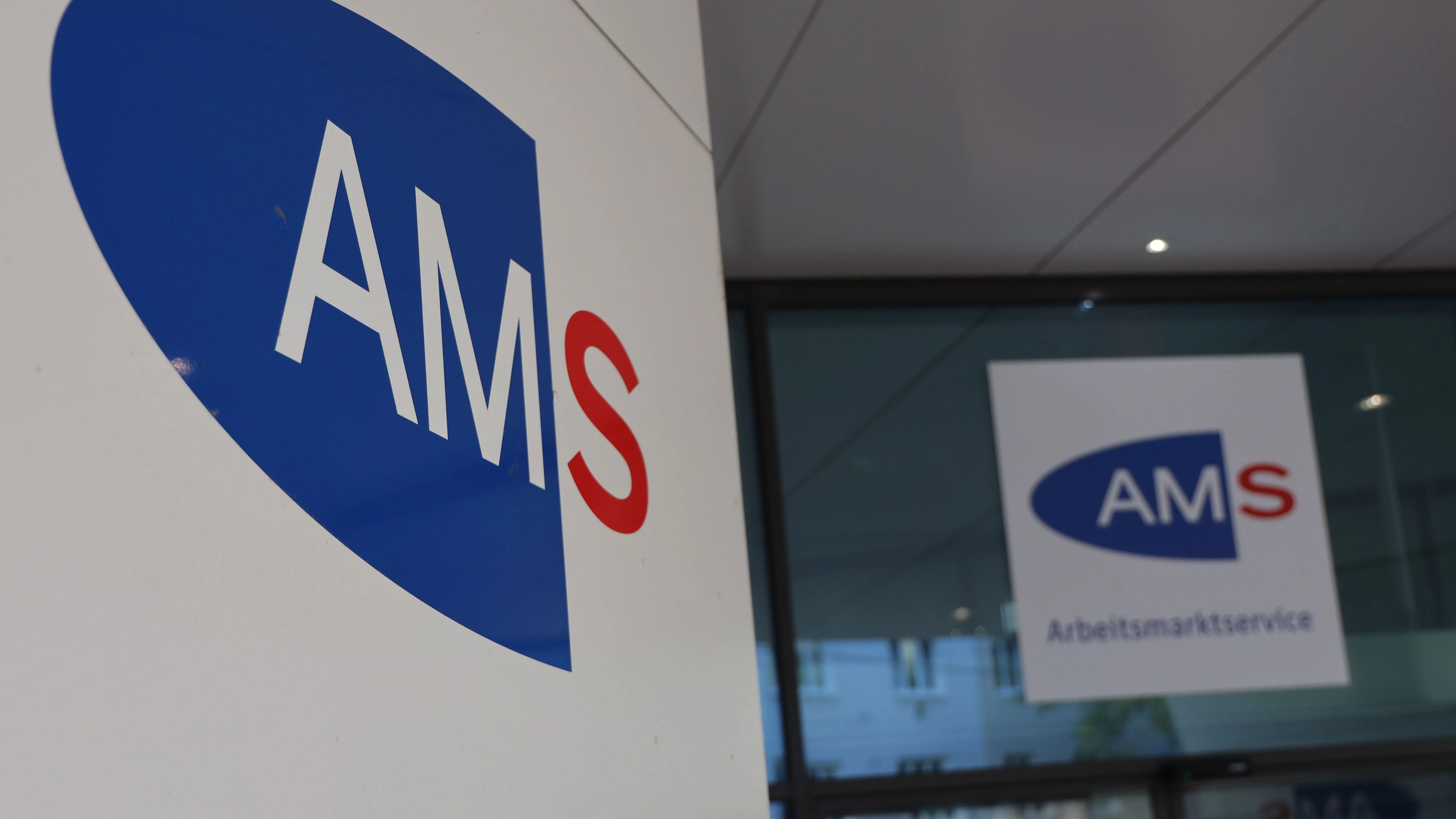 Heute.at - Österreicher wartet 18 Monate lang auf AMS-Geld