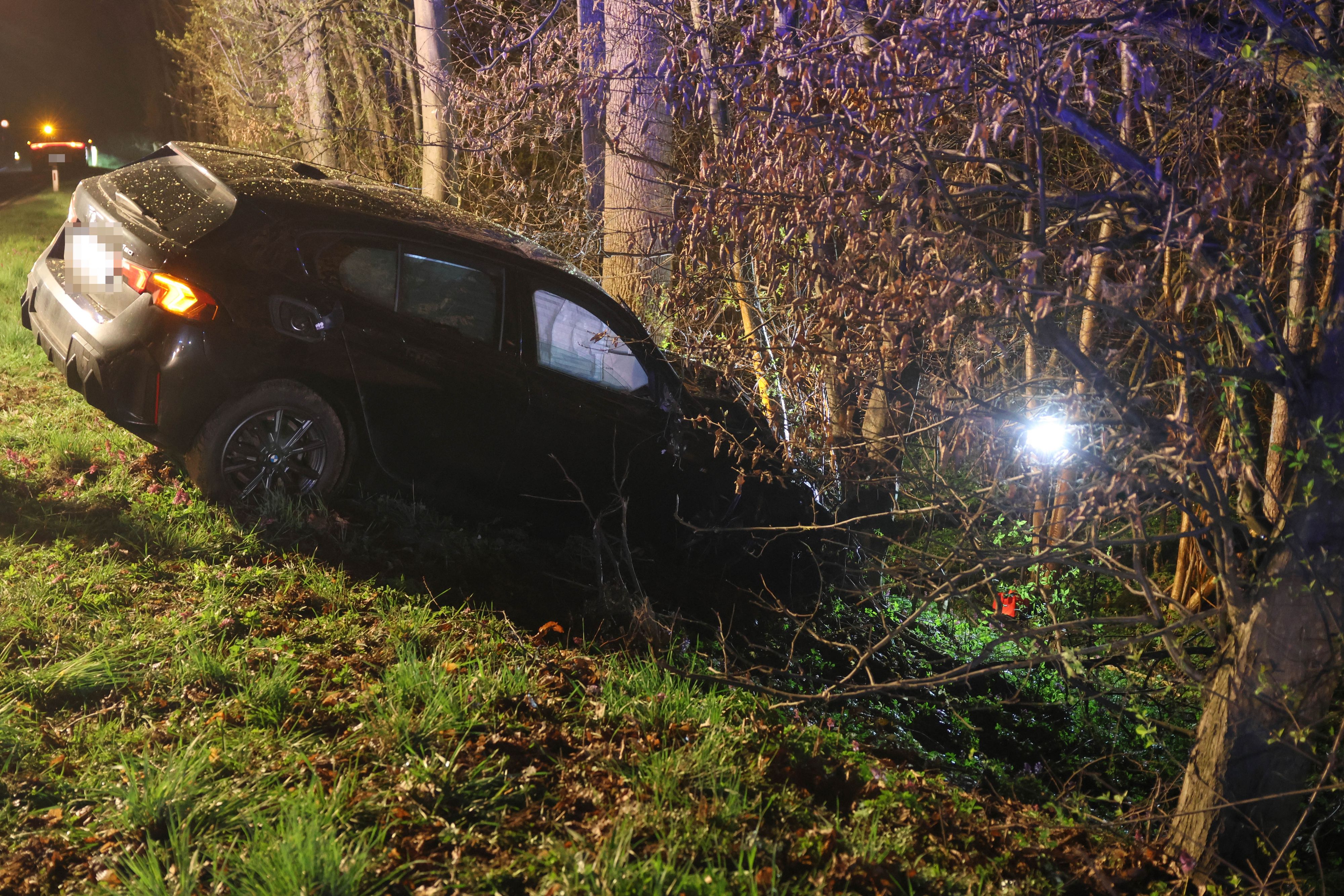 Aus noch unbekannter Ursache krachte die Lenkerin gegen die Bäume.