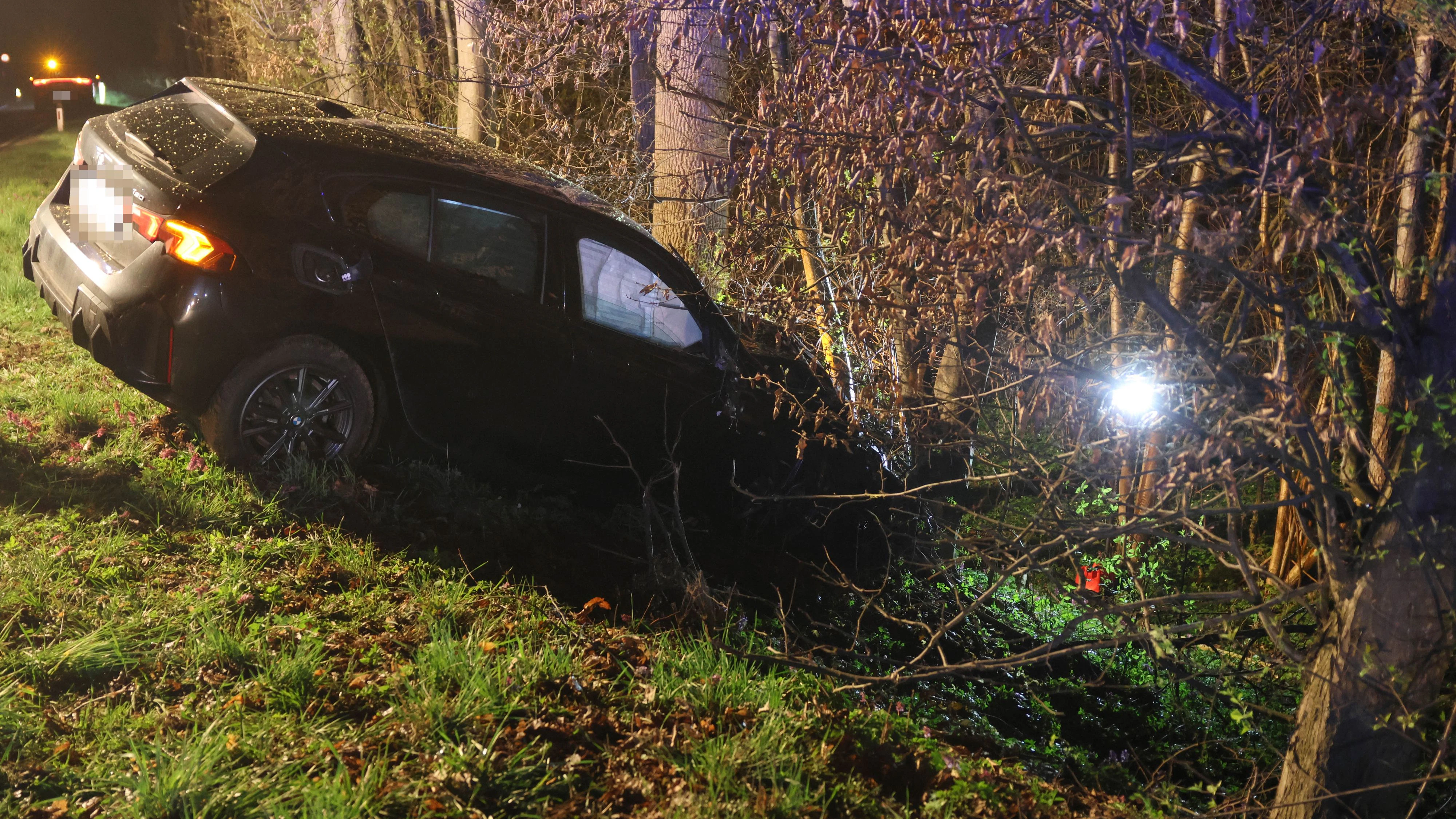 Aus noch unbekannter Ursache krachte die Lenkerin gegen die Bäume.