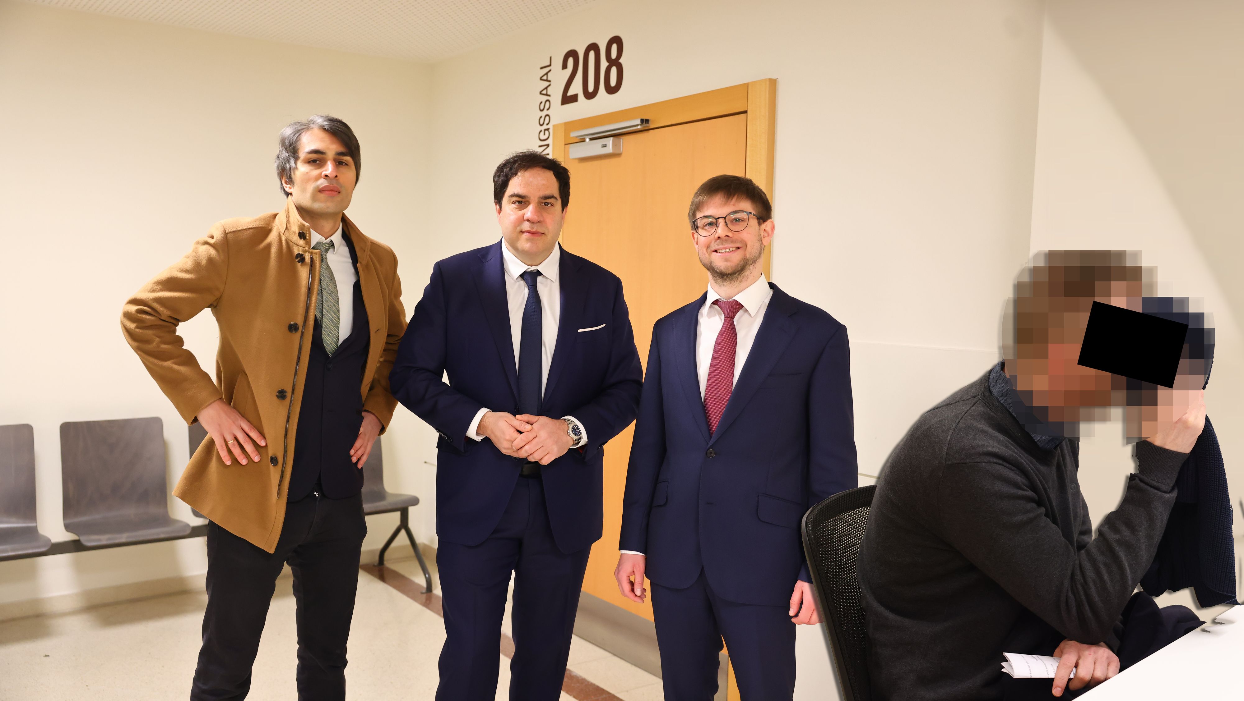 Das Anwaltstrio Zaid Rauf, Sascha Flatz und Patrick Siber vor Gericht; der Angeklagte.