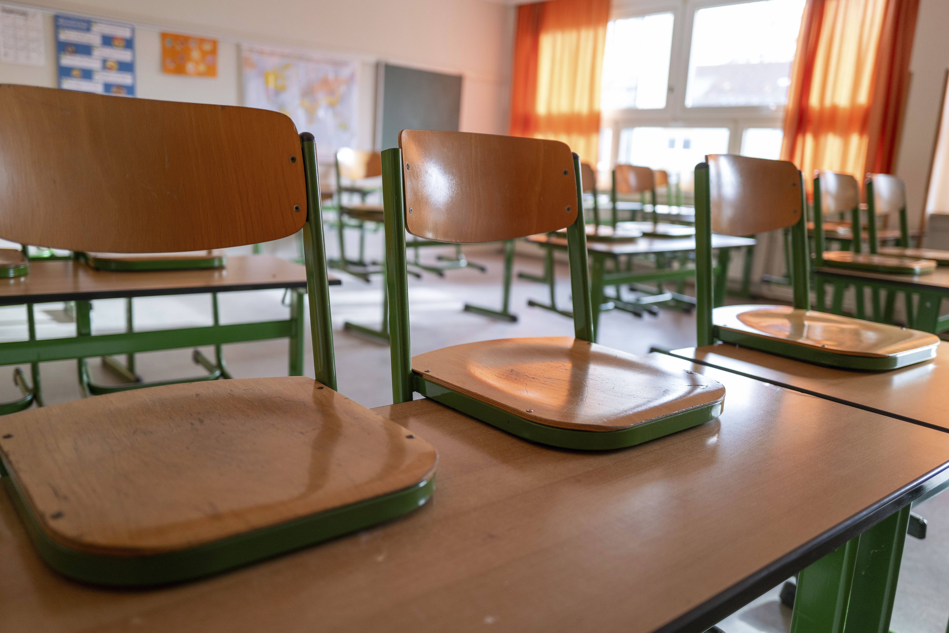 Ein Blick auf ein leeres Klassenzimmer und Stühle
