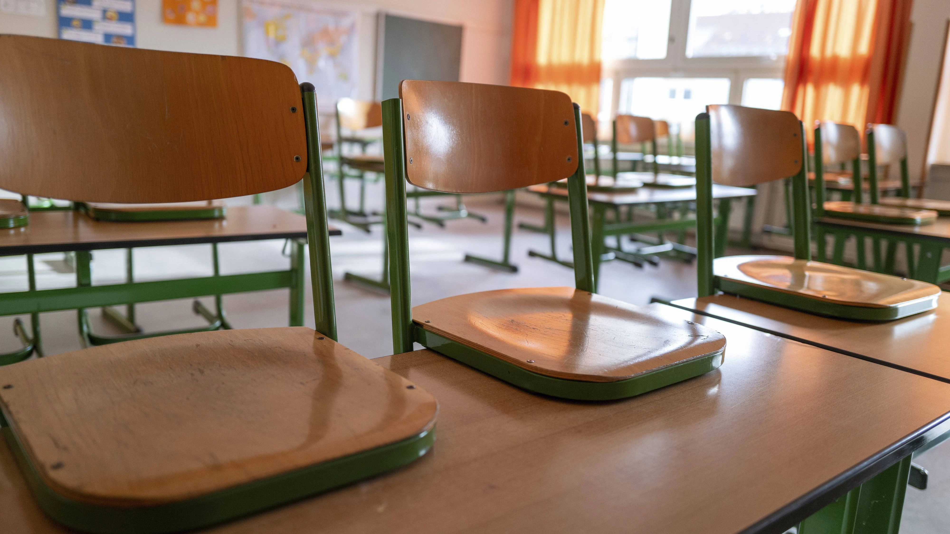 Ein Blick auf ein leeres Klassenzimmer und Stühle