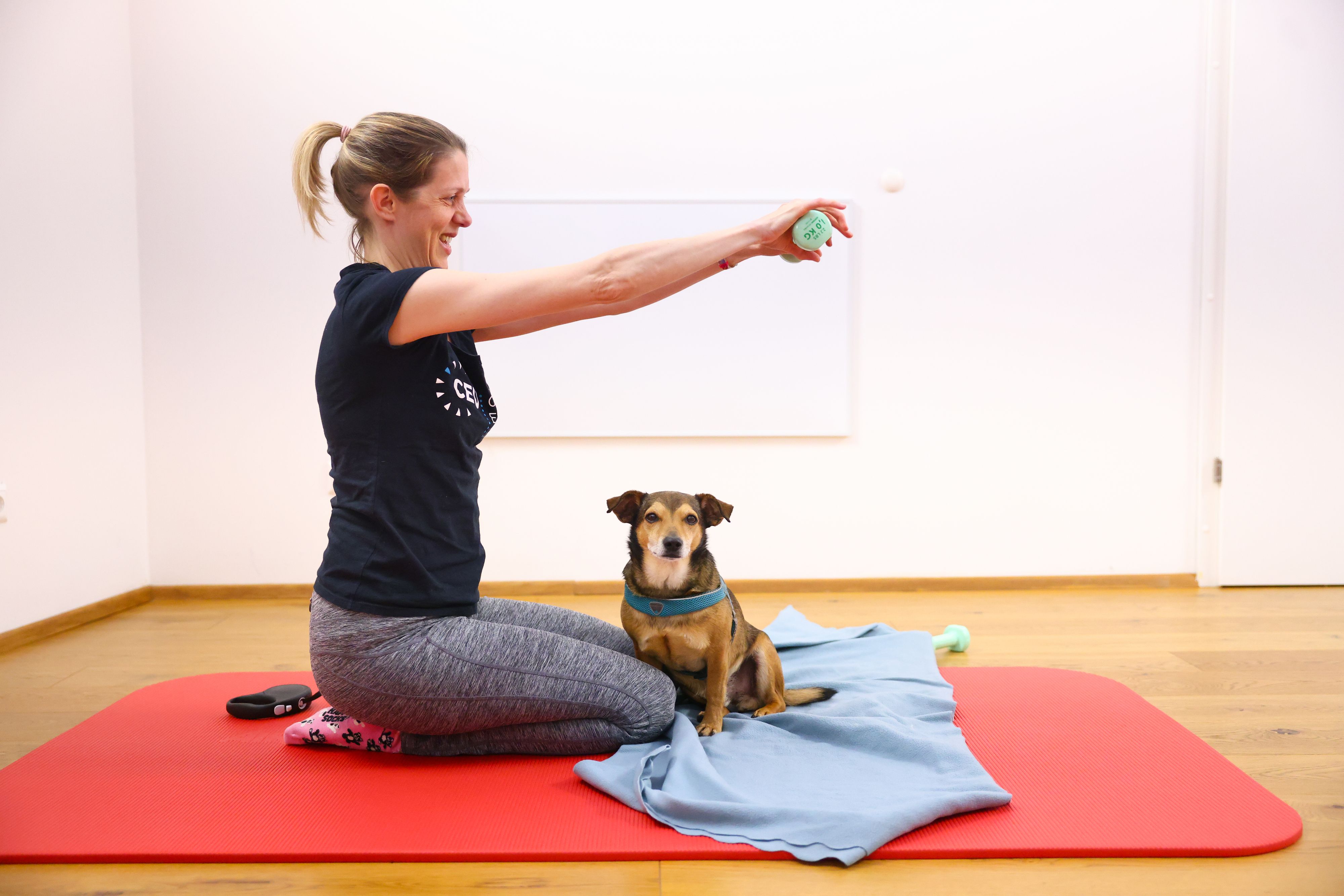 Tanja mit Hund Tiduško beim Pilates.