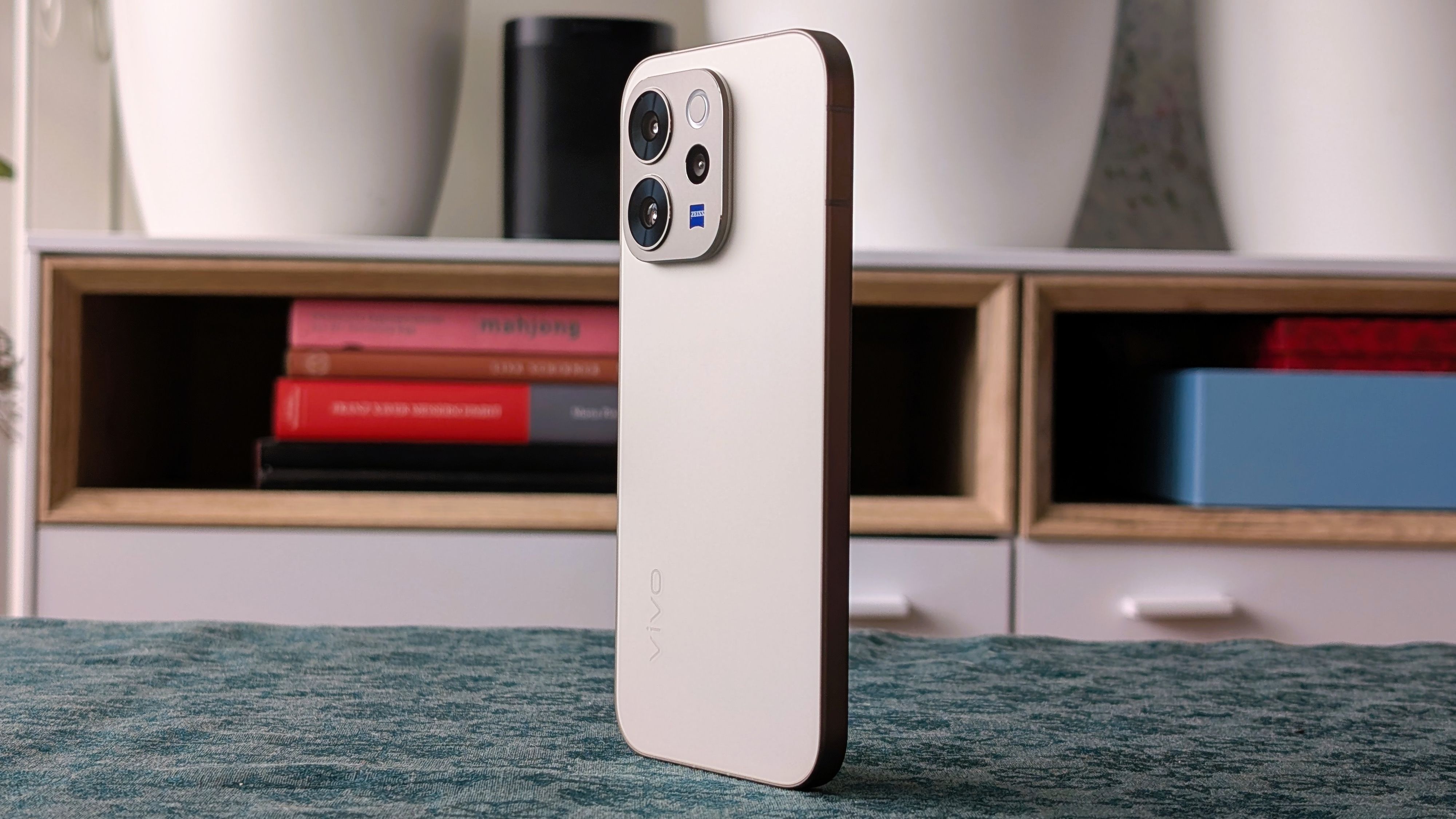 Das Vivo V70 packt in der Smartphone-Mittelklasse überraschende Kamera-Stärken aus. Fantastisch gelingen Porträts.