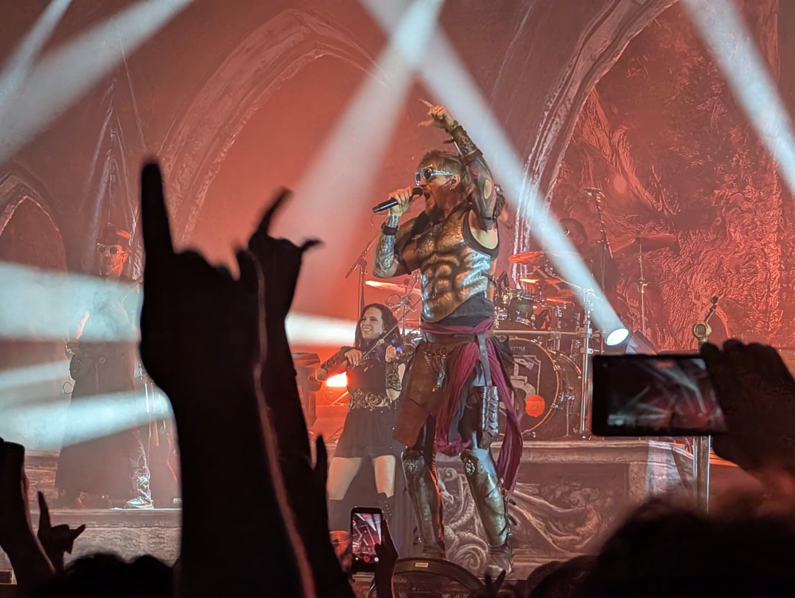 Heute.at - Feuerschwanz verwandeln Gasometer in den Knightclub