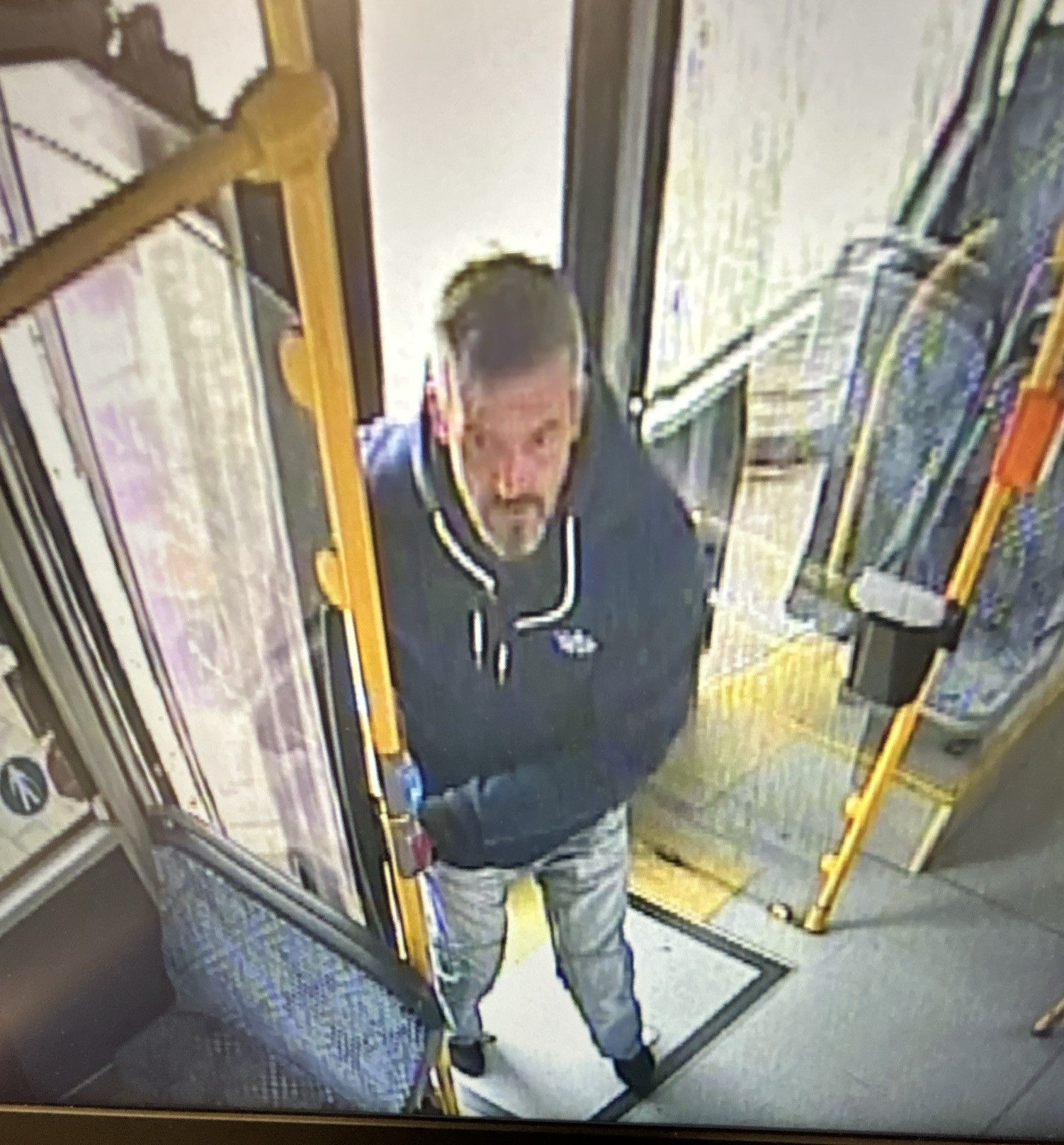 Bargeld aus Bussen gestohlen: Wer kann Hinweise zu diesem Verdächtigen geben?