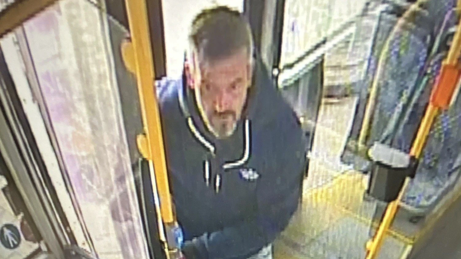 Bargeld aus Bussen gestohlen: Wer kann Hinweise zu diesem Verdächtigen geben?