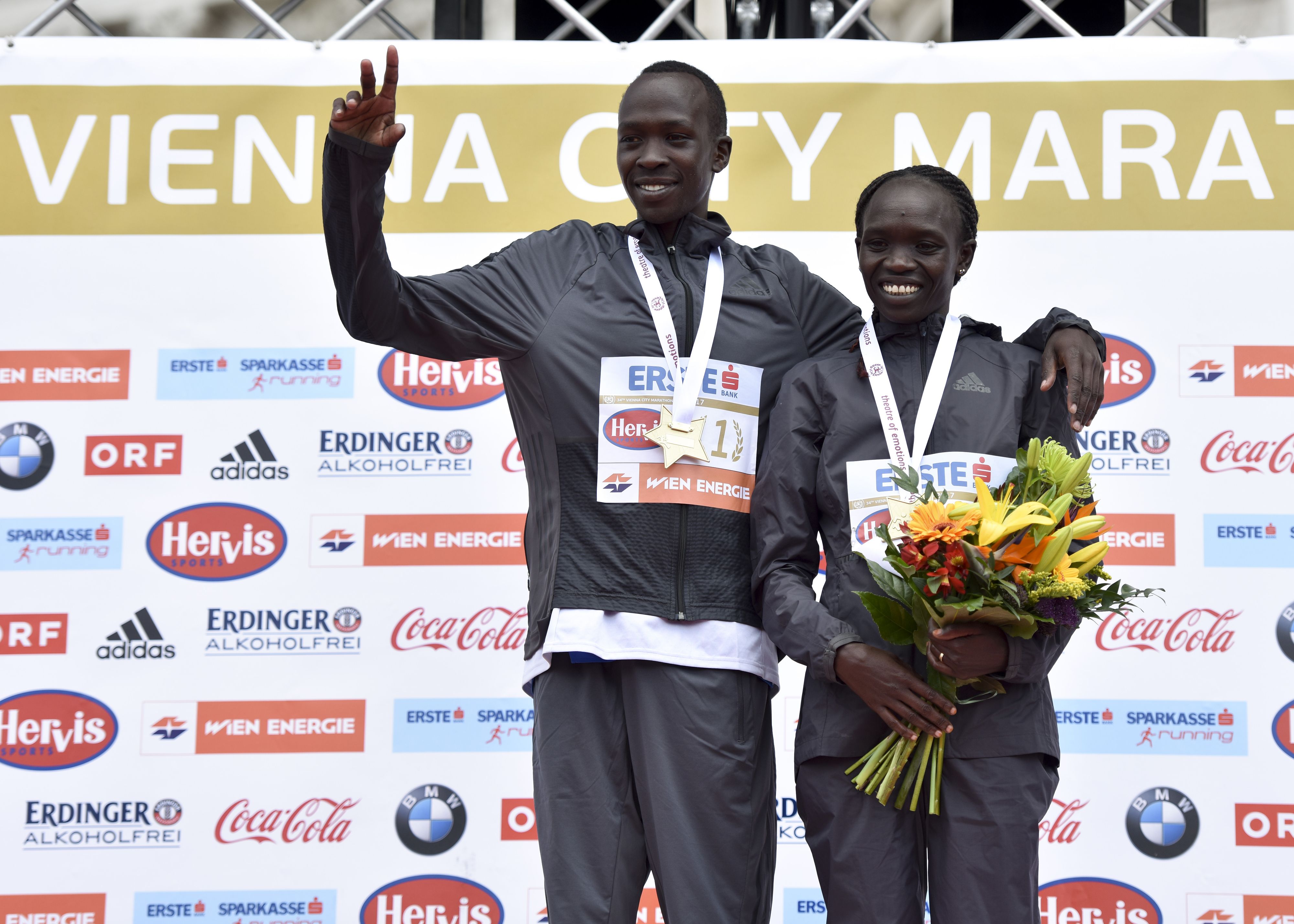Albert Korir (l.) 2017 nach seinem Wien-Sieg.