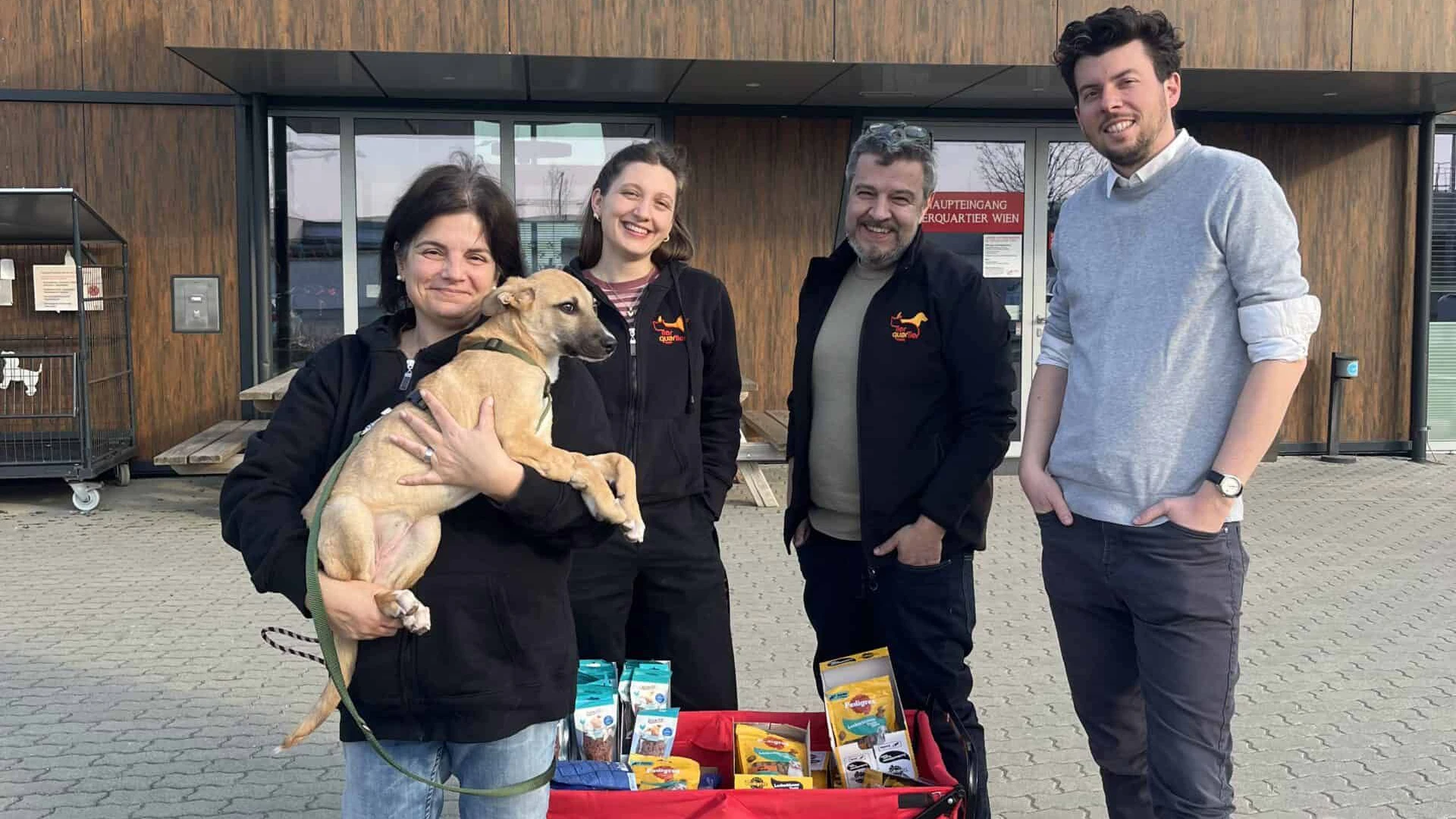 Die kleine "Mila" ist gar nicht mehr so klein. Kornelia Mencigar, Sophie Dostal und Thomas Benda vom Tierquartier mit Christian Sapetschnig (stv., Bezirksvorsteher_Alsergrund)